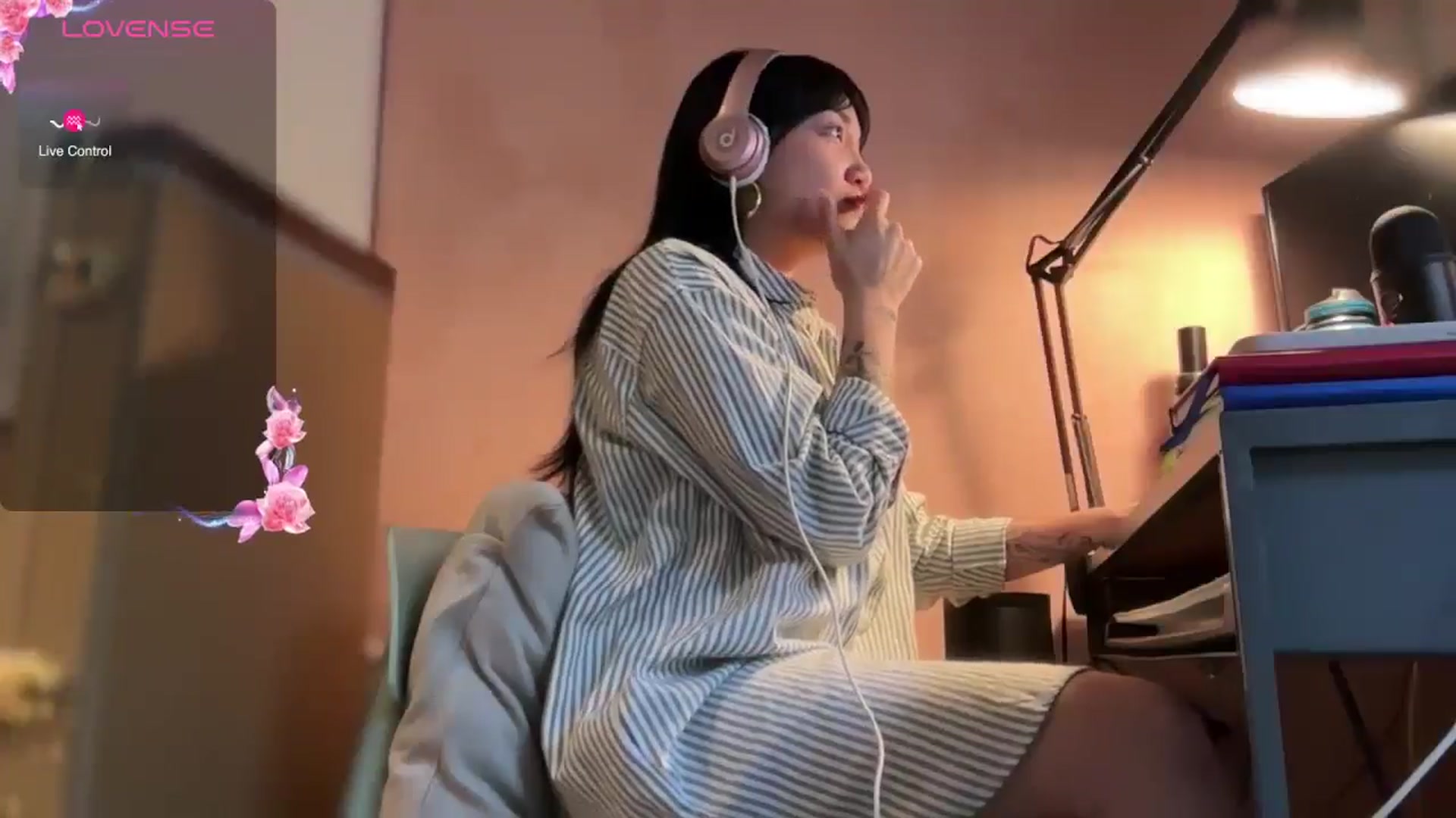 Gallery image thumbnail from luna_tsukiko's myfreecams stream on, 11/18/2024, 19:15 image 8 of 20
