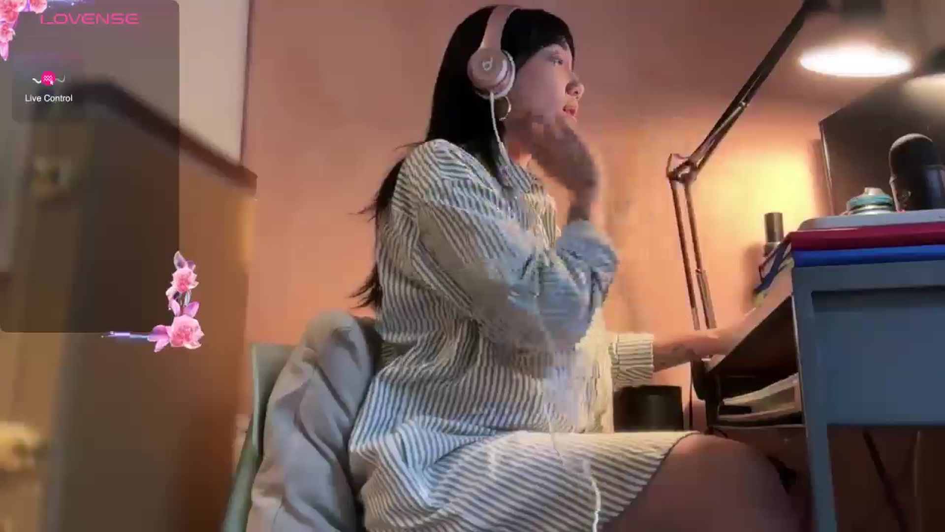 Gallery image thumbnail from luna_tsukiko's myfreecams stream on, 11/18/2024, 19:15 image 11 of 20