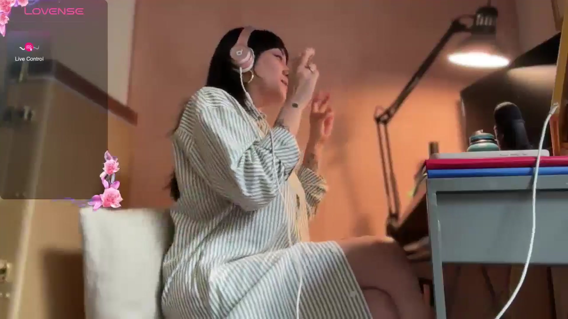 Gallery image thumbnail from luna_tsukiko's myfreecams stream on, 11/18/2024, 22:49 image 8 of 20