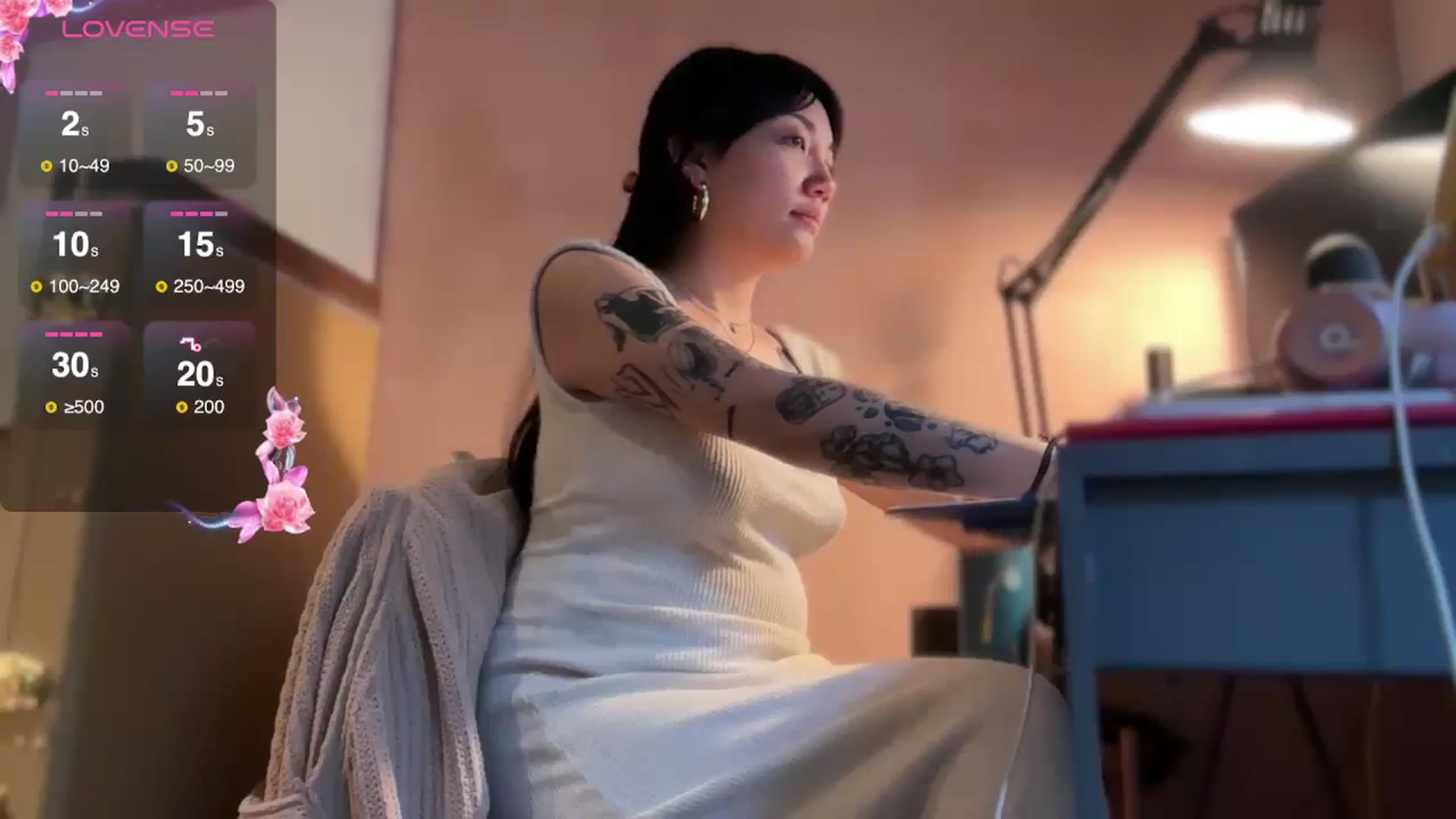 Gallery image thumbnail from luna_tsukiko's myfreecams stream on, 11/19/2024, 14:27 image 17 of 20
