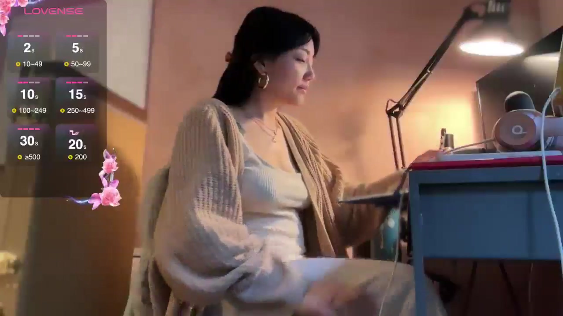 Gallery image thumbnail from luna_tsukiko's myfreecams stream on, 11/19/2024, 14:27 image 8 of 20