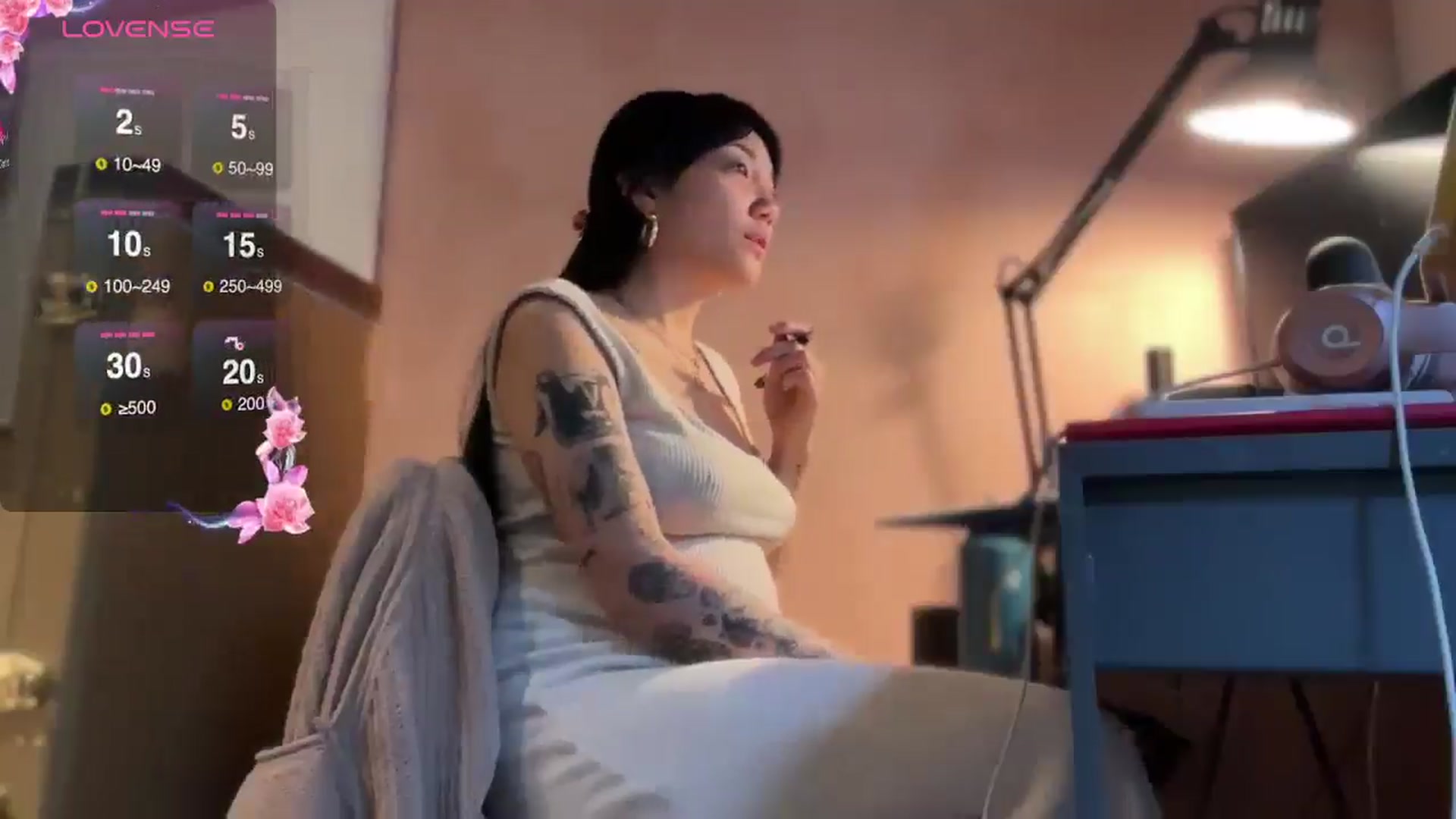 Gallery image thumbnail from luna_tsukiko's myfreecams stream on, 11/19/2024, 14:27 image 13 of 20