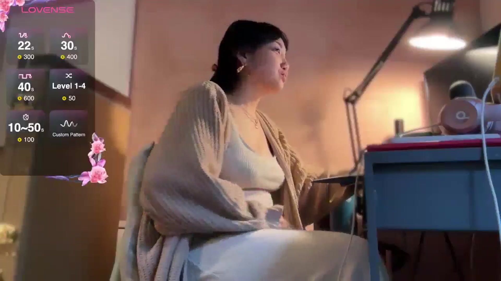 Gallery image thumbnail from luna_tsukiko's myfreecams stream on, 11/19/2024, 14:27 image 3 of 20