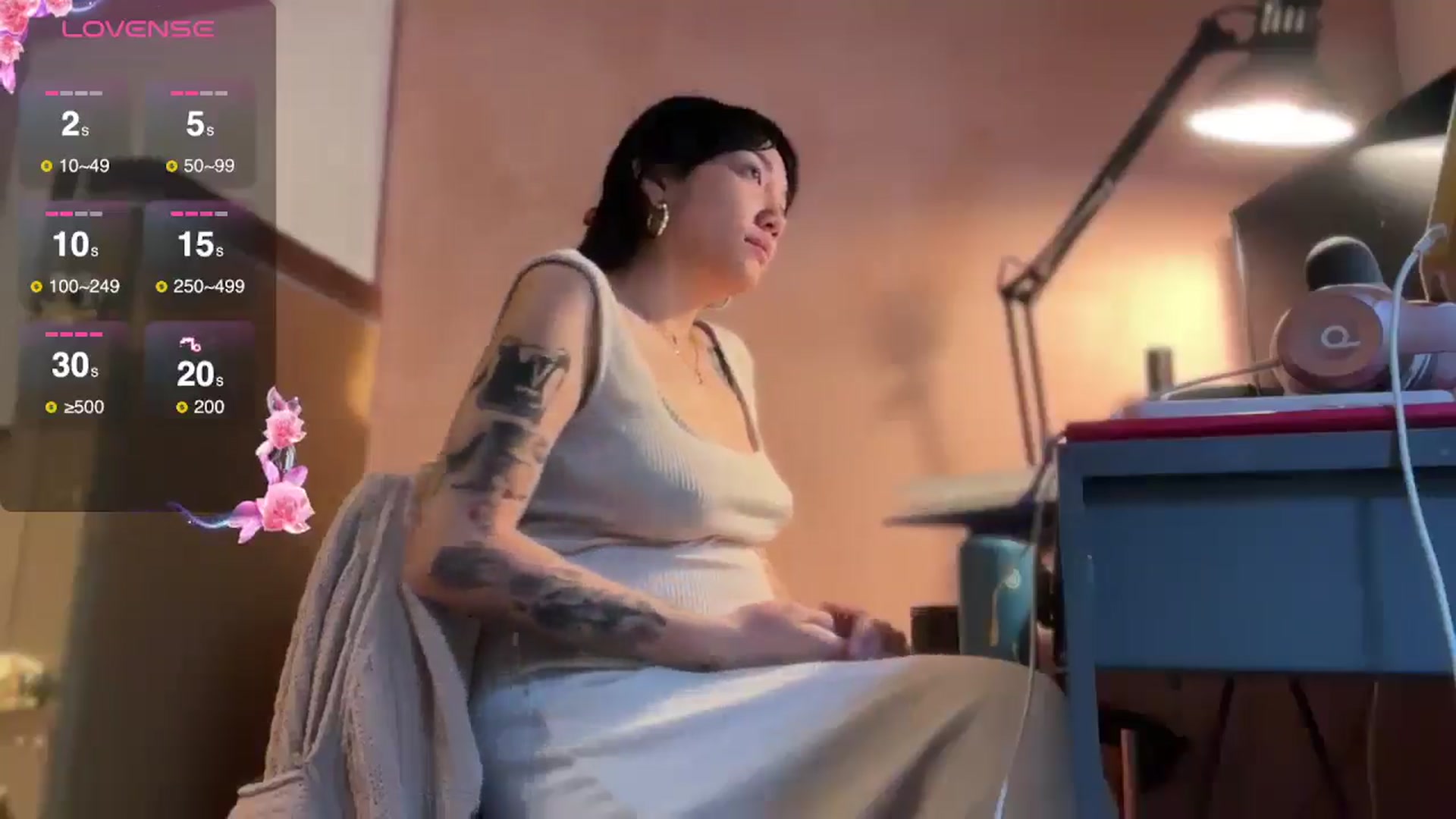 Gallery image thumbnail from luna_tsukiko's myfreecams stream on, 11/19/2024, 14:27 image 15 of 20