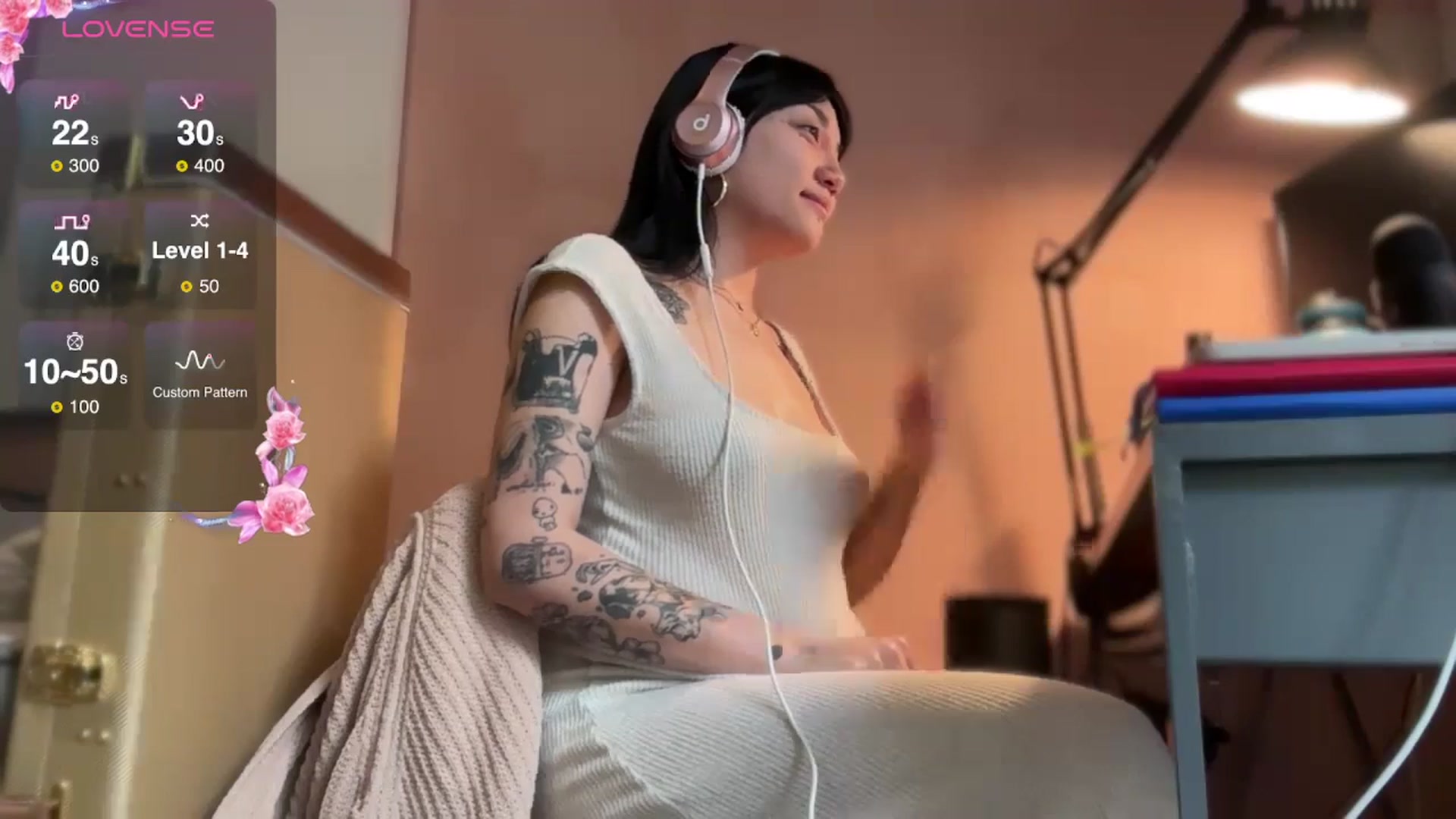 Gallery image thumbnail from luna_tsukiko's myfreecams stream on, 11/19/2024, 20:25 image 15 of 20