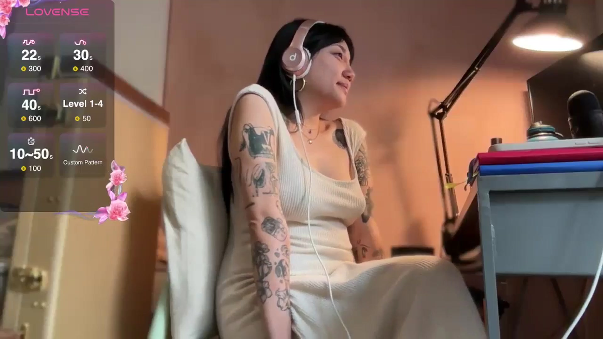 Gallery image thumbnail from luna_tsukiko's myfreecams stream on, 11/19/2024, 21:08 image 18 of 20