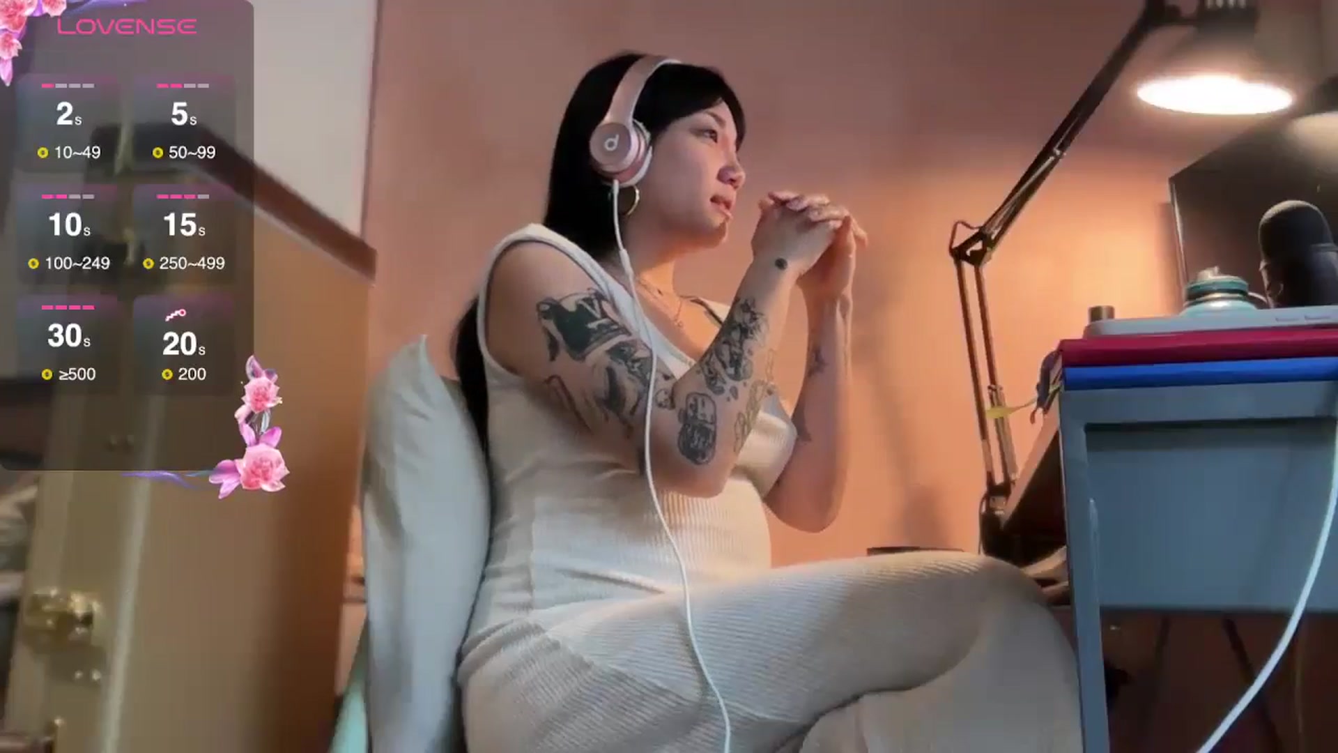 Gallery image thumbnail from luna_tsukiko's myfreecams stream on, 11/19/2024, 21:08 image 4 of 20