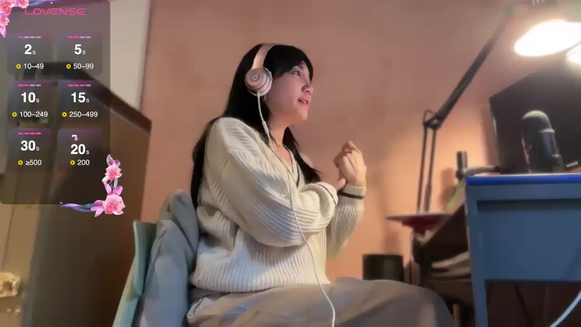 Gallery image thumbnail from luna_tsukiko's myfreecams stream on, 11/22/2024, 15:19 image 12 of 20