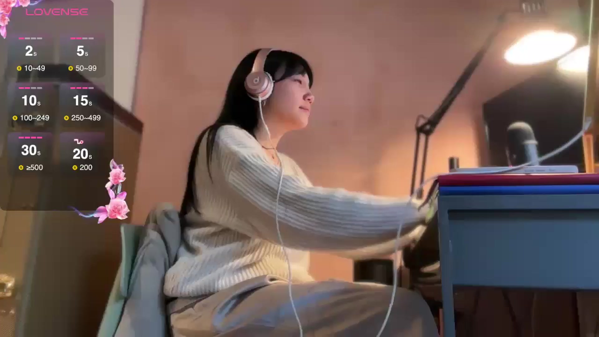 Gallery image thumbnail from luna_tsukiko's myfreecams stream on, 11/22/2024, 18:16 image 5 of 20