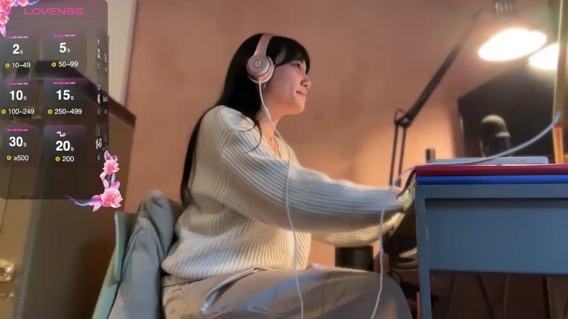 Gallery image thumbnail from luna_tsukiko's myfreecams stream on, 11/22/2024, 18:16 image 7 of 20