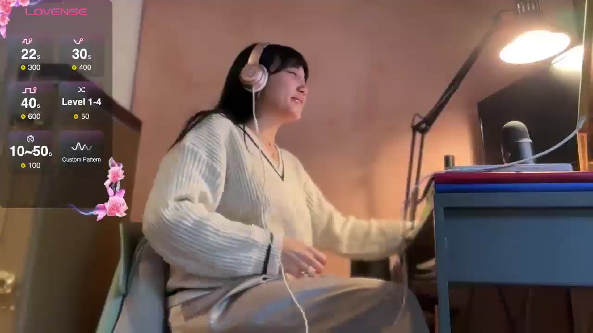 Gallery image thumbnail from luna_tsukiko's myfreecams stream on, 11/22/2024, 18:16 image 6 of 20