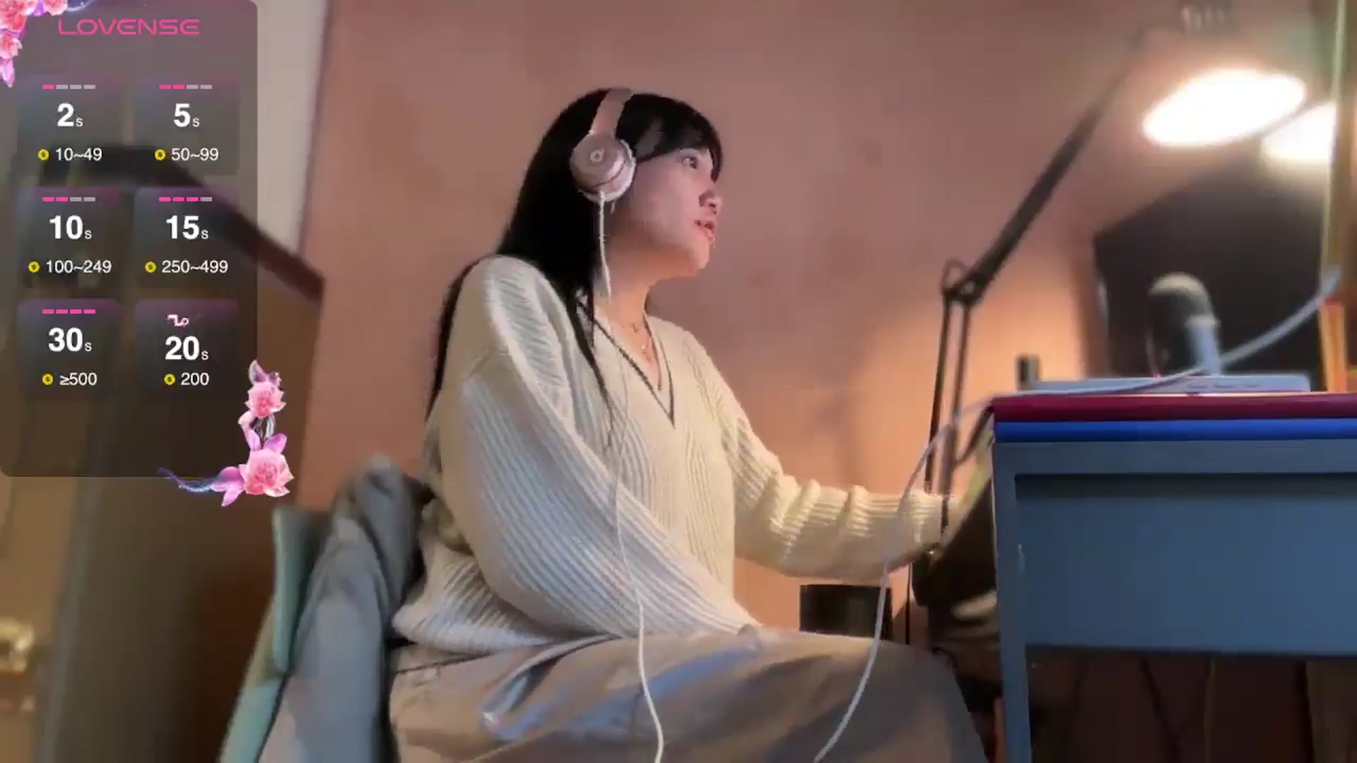 Gallery image thumbnail from luna_tsukiko's myfreecams stream on, 11/22/2024, 18:16 image 10 of 20