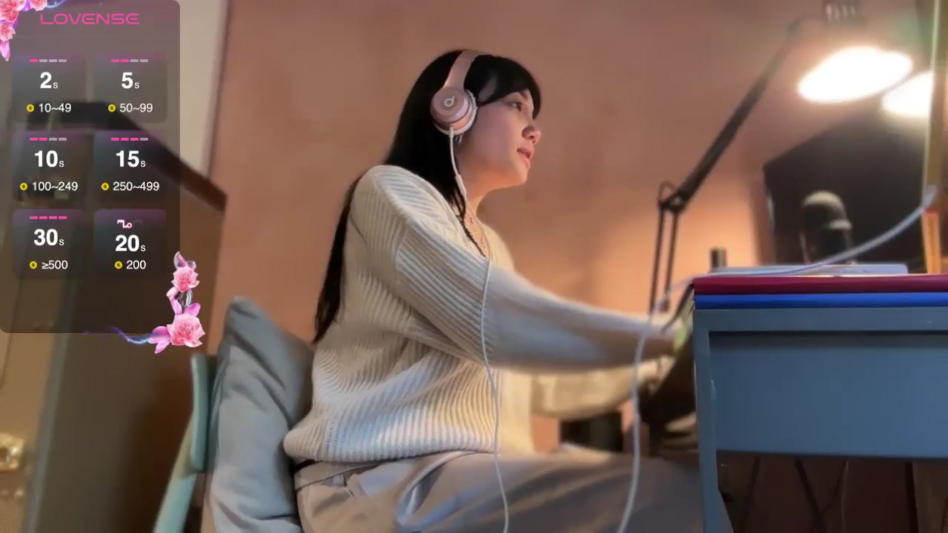 Gallery image thumbnail from luna_tsukiko's myfreecams stream on, 11/22/2024, 18:16 image 16 of 20