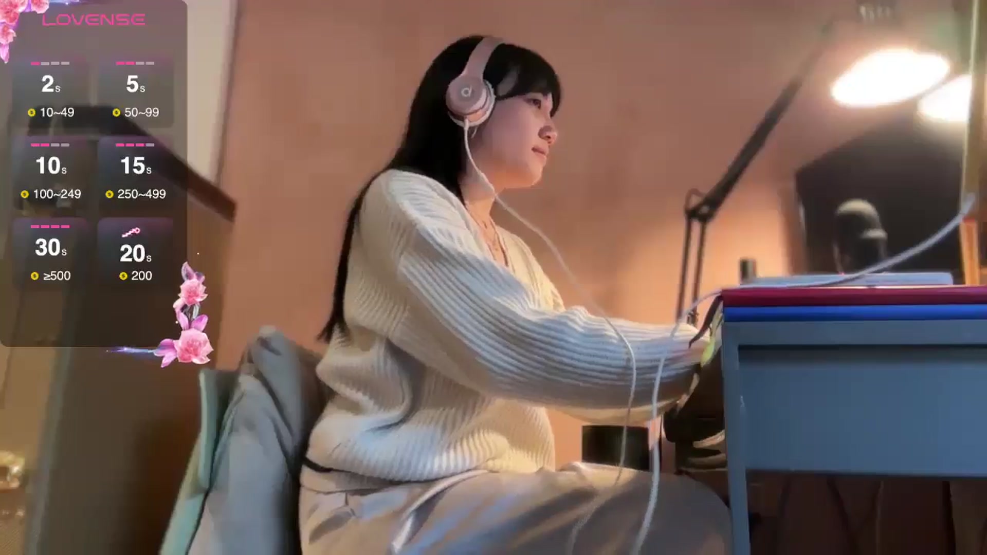 Gallery image thumbnail from luna_tsukiko's myfreecams stream on, 11/22/2024, 18:16 image 13 of 20