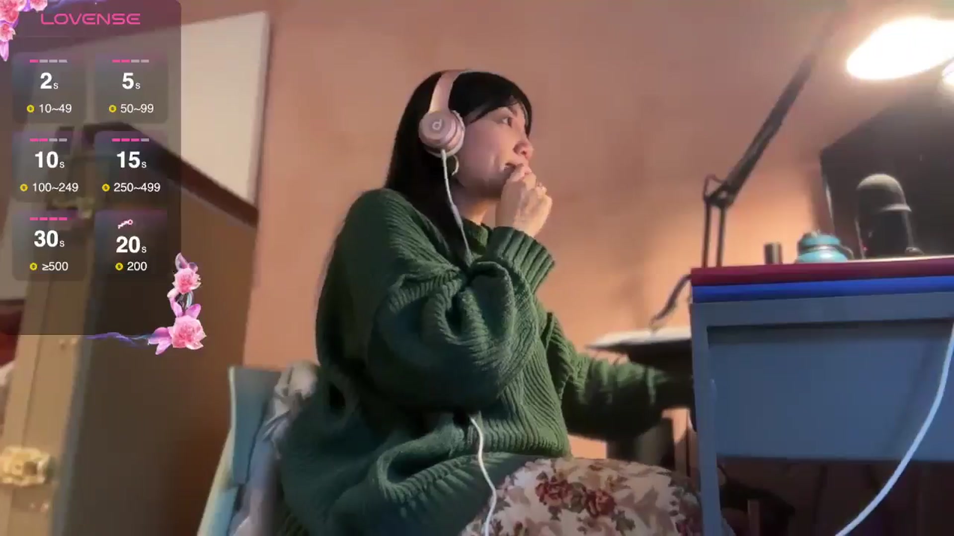 Gallery image thumbnail from luna_tsukiko's myfreecams stream on, 11/25/2024, 17:18 image 10 of 20