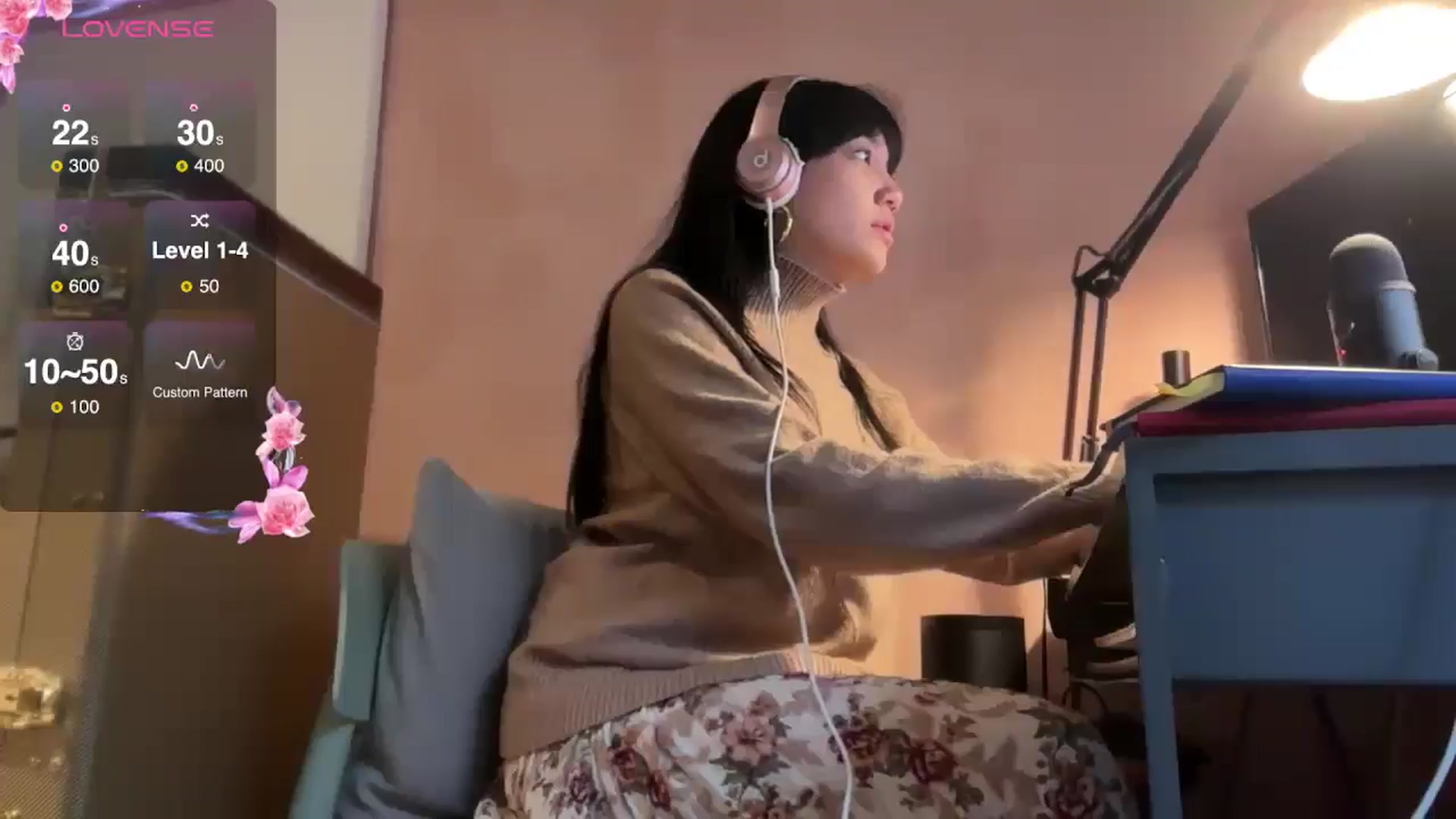 Gallery image thumbnail from luna_tsukiko's myfreecams stream on, 11/27/2024, 16:51 image 17 of 20