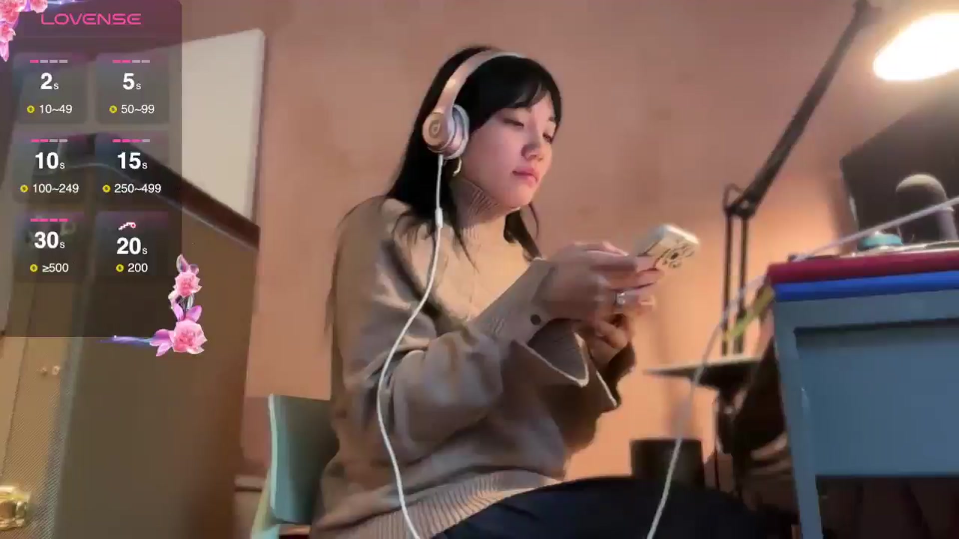 Gallery image thumbnail from luna_tsukiko's myfreecams stream on, 12/03/2024, 19:19 image 14 of 20