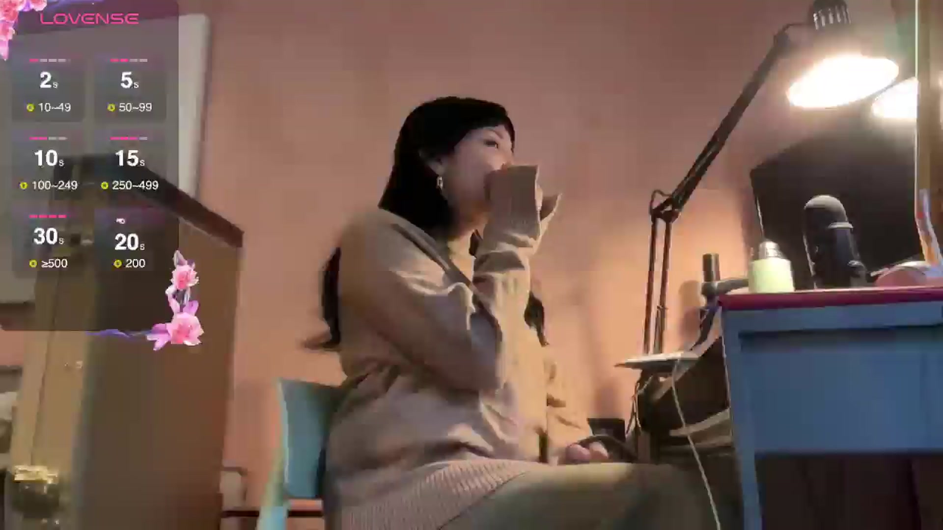 Gallery image thumbnail from luna_tsukiko's myfreecams stream on, 12/17/2024, 16:25 image 16 of 20