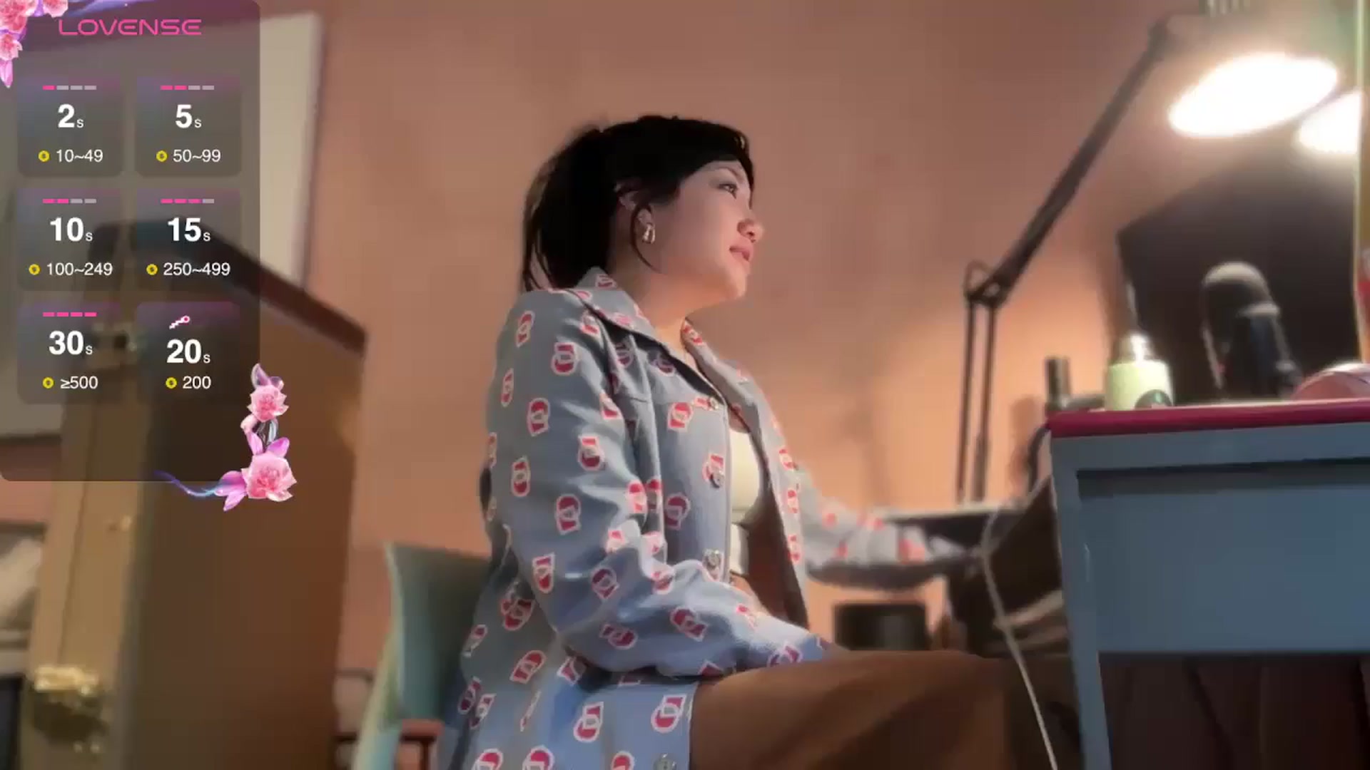 Gallery image thumbnail from luna_tsukiko's myfreecams stream on, 12/18/2024, 14:26 image 3 of 20