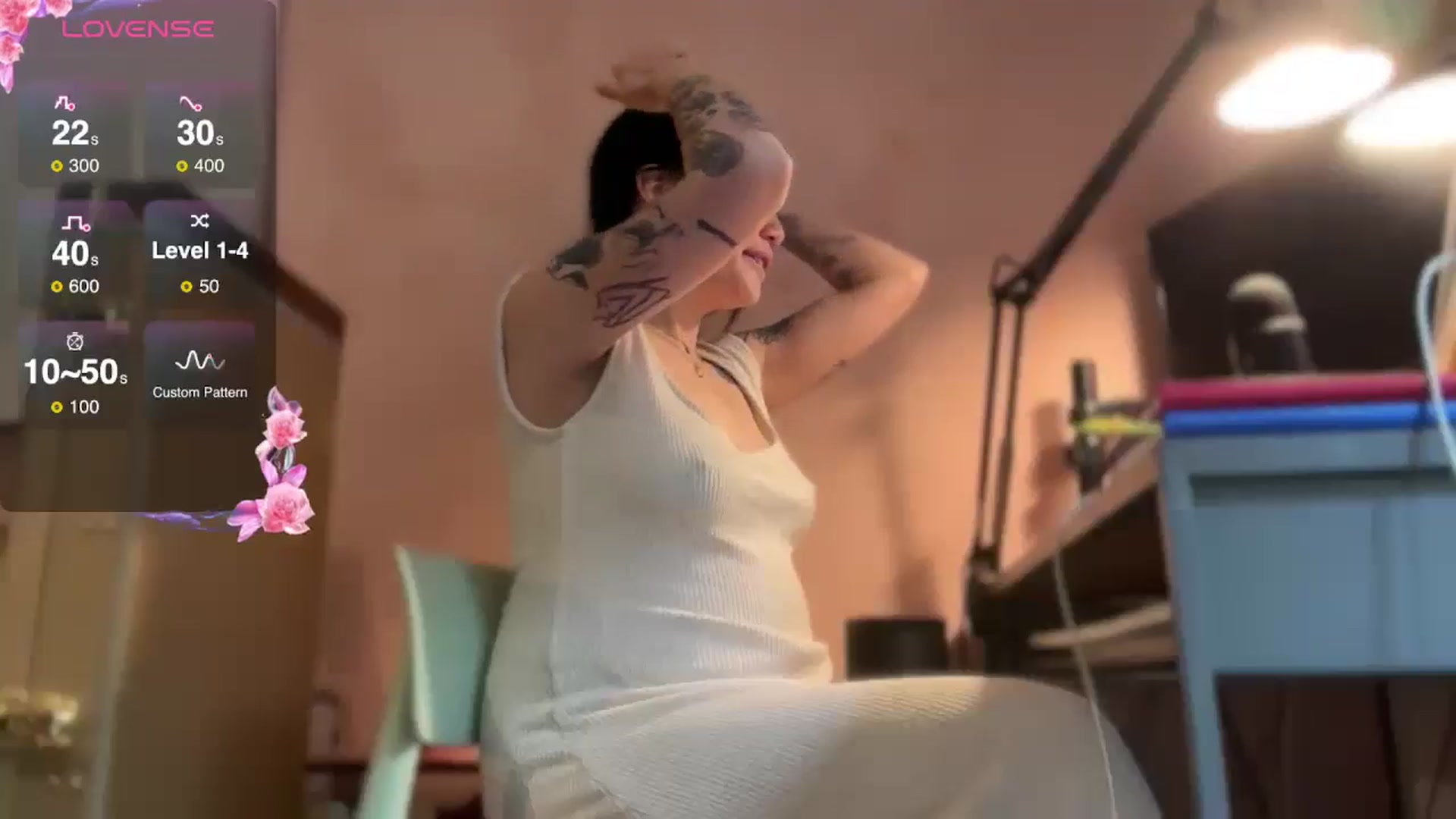 Gallery image thumbnail from luna_tsukiko's myfreecams stream on, 12/23/2024, 16:25 image 15 of 20