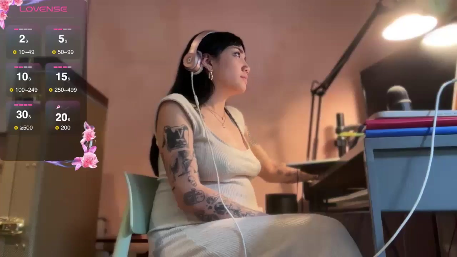 Gallery image thumbnail from luna_tsukiko's myfreecams stream on, 12/23/2024, 17:21 image 16 of 20