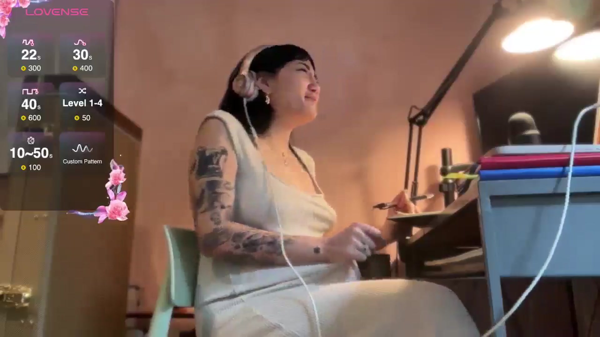 Gallery image thumbnail from luna_tsukiko's myfreecams stream on, 12/23/2024, 17:21 image 10 of 20