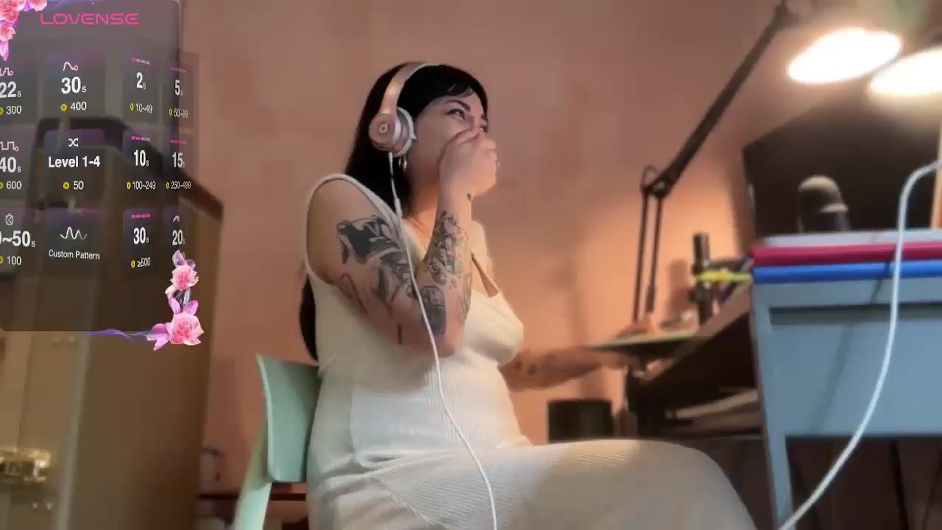 Gallery image thumbnail from luna_tsukiko's myfreecams stream on, 12/23/2024, 17:21 image 1 of 20