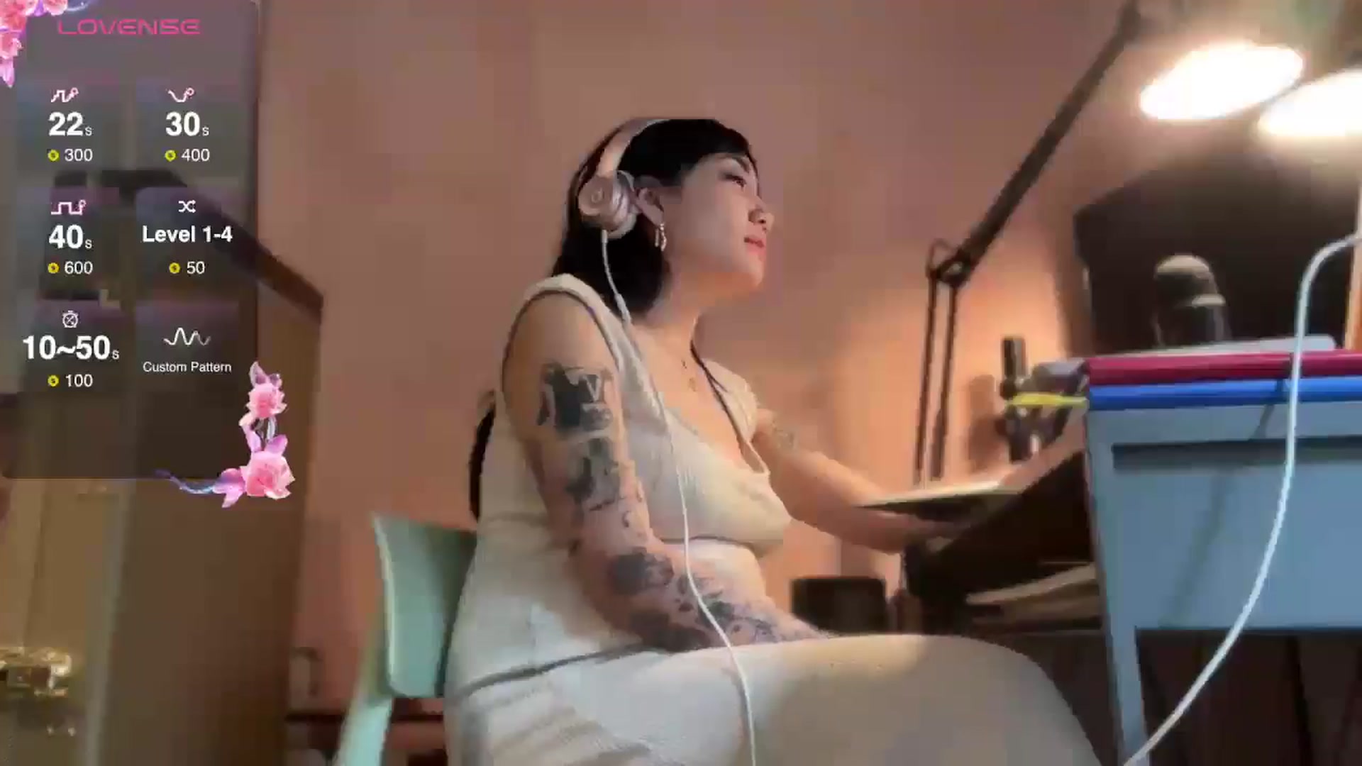 Gallery image thumbnail from luna_tsukiko's myfreecams stream on, 12/23/2024, 17:21 image 6 of 20