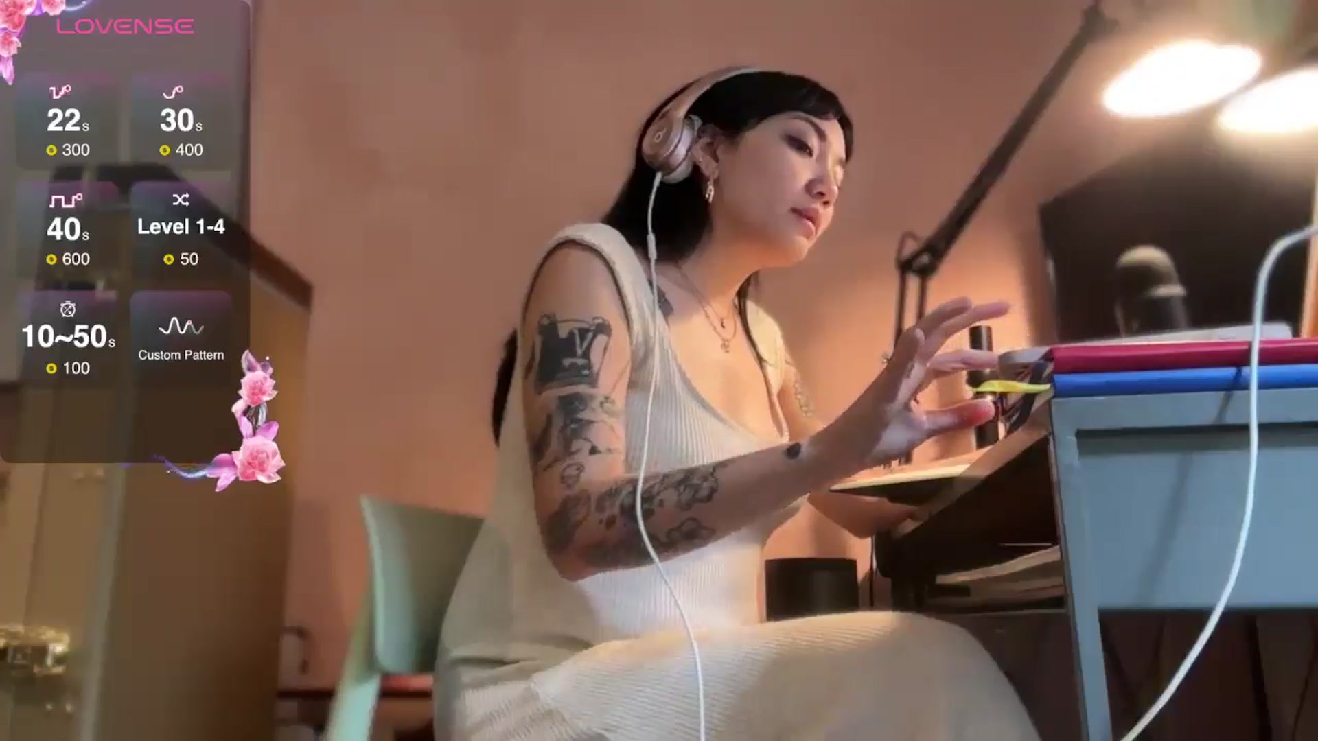 Gallery image thumbnail from luna_tsukiko's myfreecams stream on, 12/23/2024, 17:21 image 5 of 20