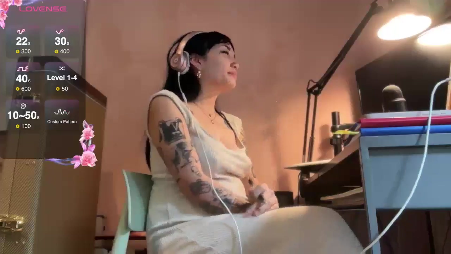Gallery image thumbnail from luna_tsukiko's myfreecams stream on, 12/23/2024, 17:21 image 3 of 20