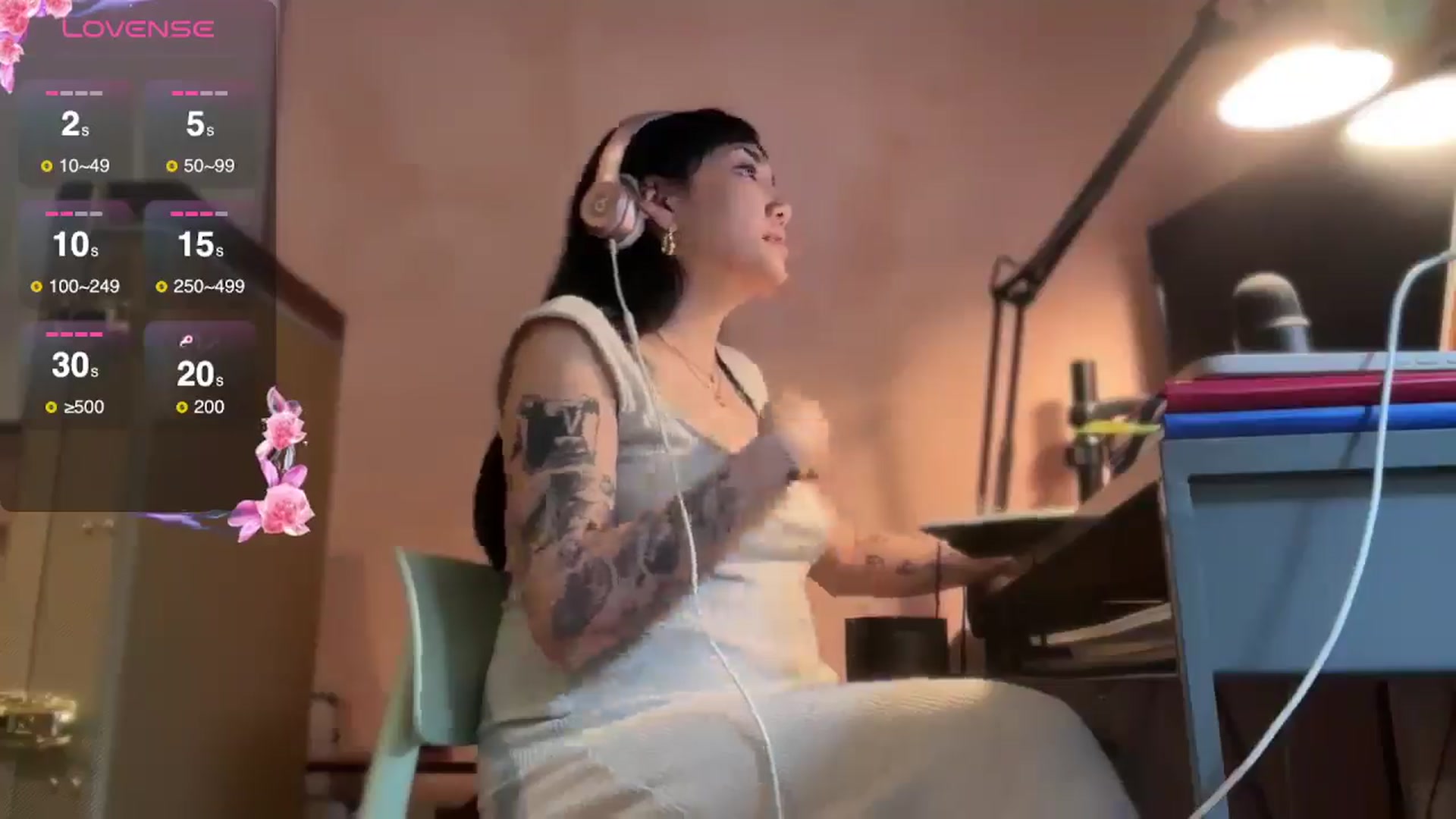 Gallery image thumbnail from luna_tsukiko's myfreecams stream on, 12/23/2024, 17:21 image 13 of 20