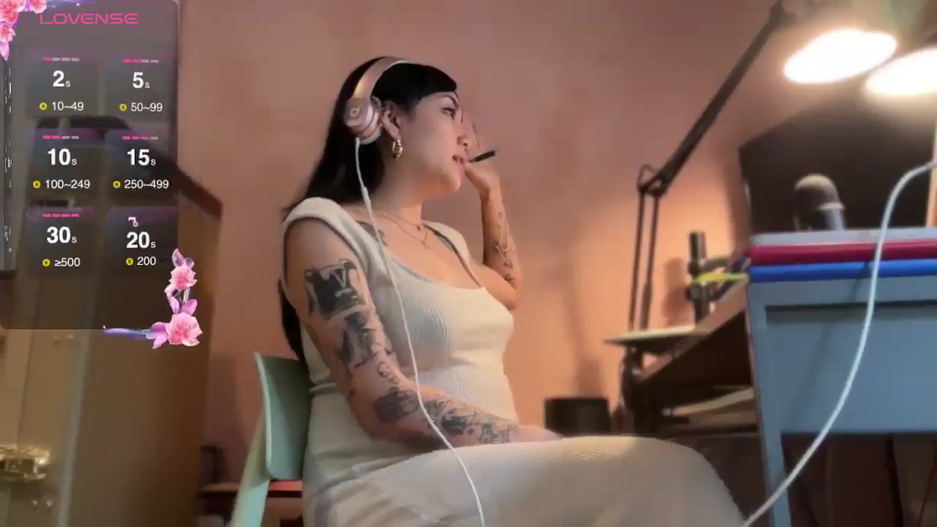Gallery image thumbnail from luna_tsukiko's myfreecams stream on, 12/23/2024, 18:15 image 8 of 20