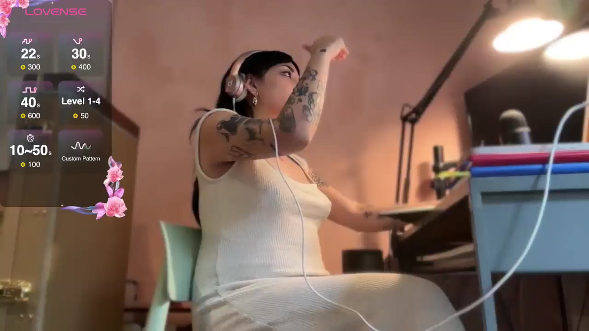 Gallery image thumbnail from luna_tsukiko's myfreecams stream on, 12/23/2024, 18:15 image 13 of 20