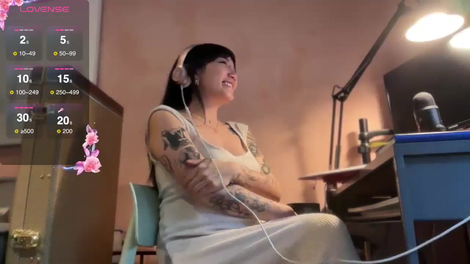 Gallery image thumbnail from luna_tsukiko's myfreecams stream on, 12/26/2024, 18:26 image 13 of 20