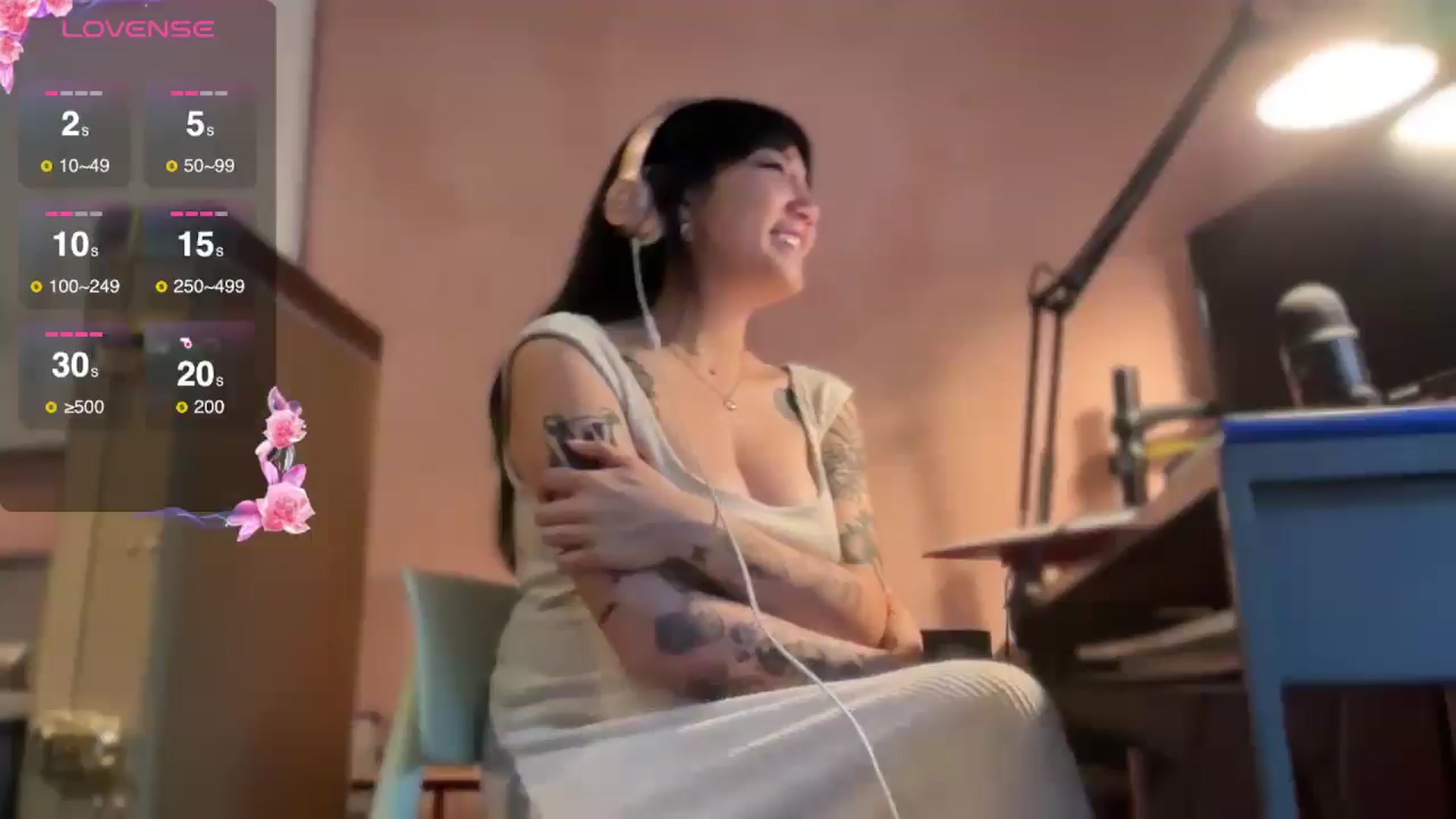 Gallery image thumbnail from luna_tsukiko's myfreecams stream on, 12/26/2024, 18:26 image 15 of 20