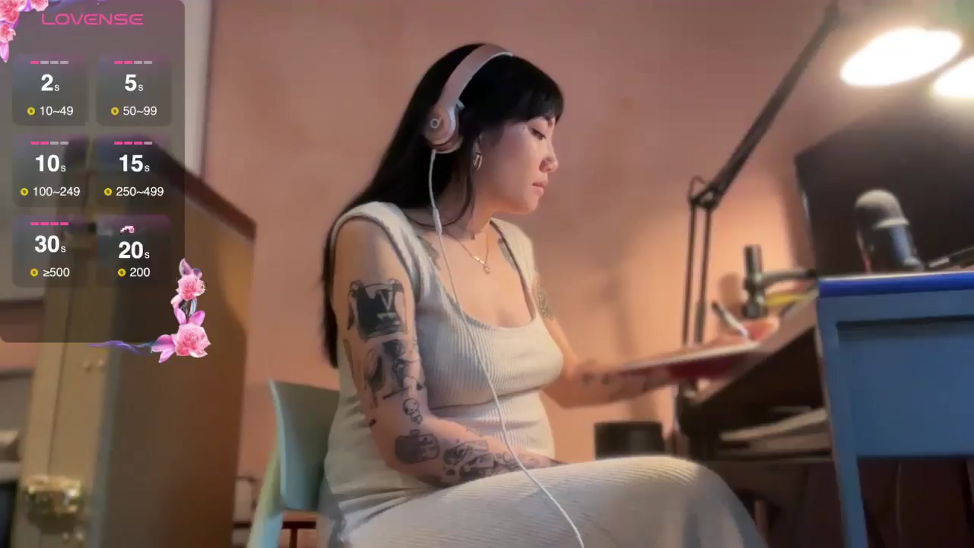 Gallery image thumbnail from luna_tsukiko's myfreecams stream on, 12/26/2024, 18:26 image 5 of 20