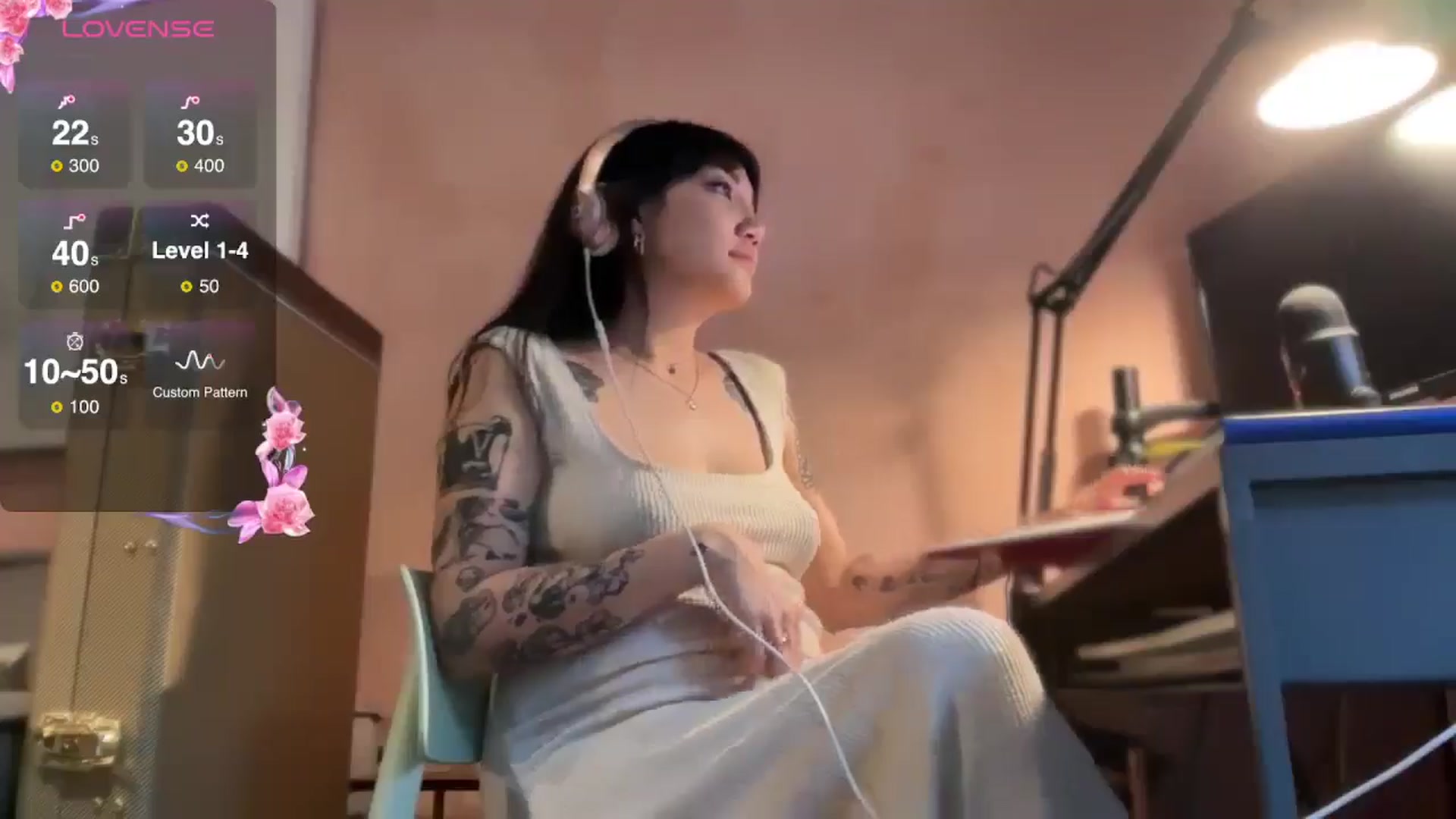 Gallery image thumbnail from luna_tsukiko's myfreecams stream on, 12/26/2024, 18:26 image 12 of 20
