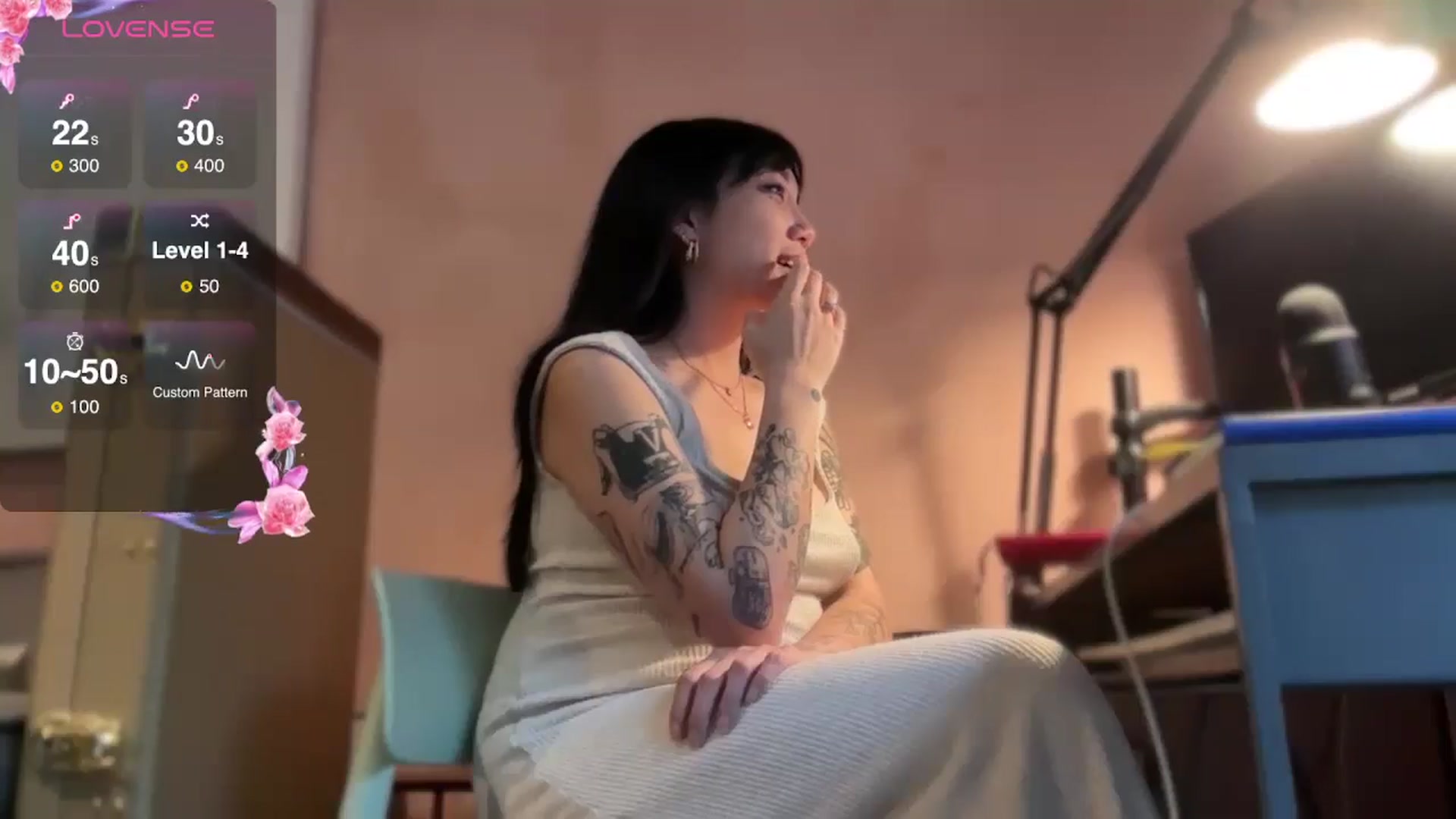 Gallery image thumbnail from luna_tsukiko's myfreecams stream on, 12/26/2024, 19:15 image 16 of 20