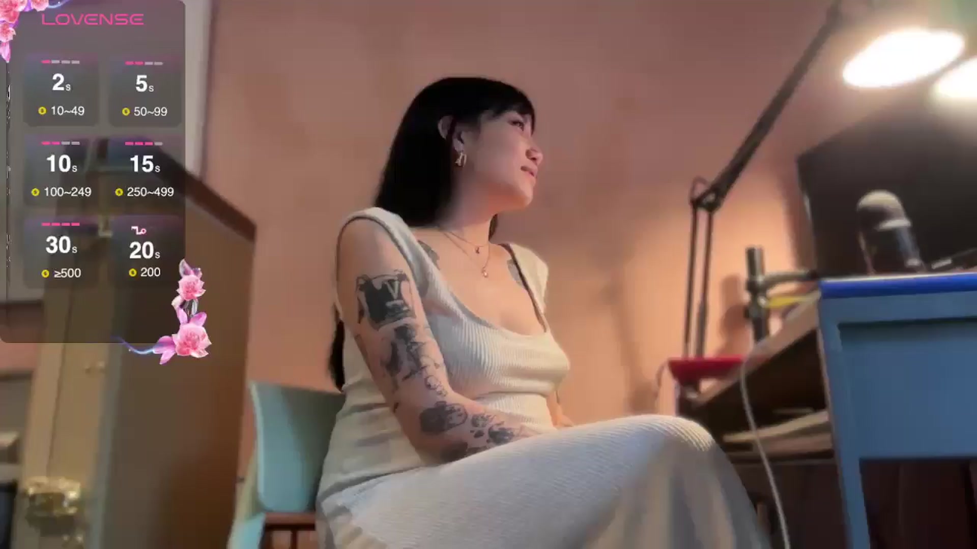Gallery image thumbnail from luna_tsukiko's myfreecams stream on, 12/26/2024, 19:15 image 15 of 20