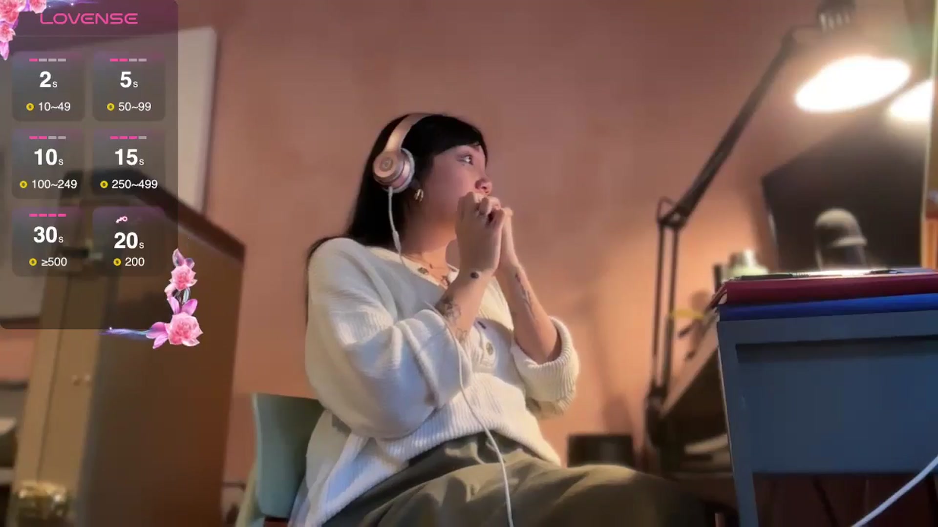 Gallery image thumbnail from luna_tsukiko's myfreecams stream on, 12/27/2024, 16:58 image 17 of 20