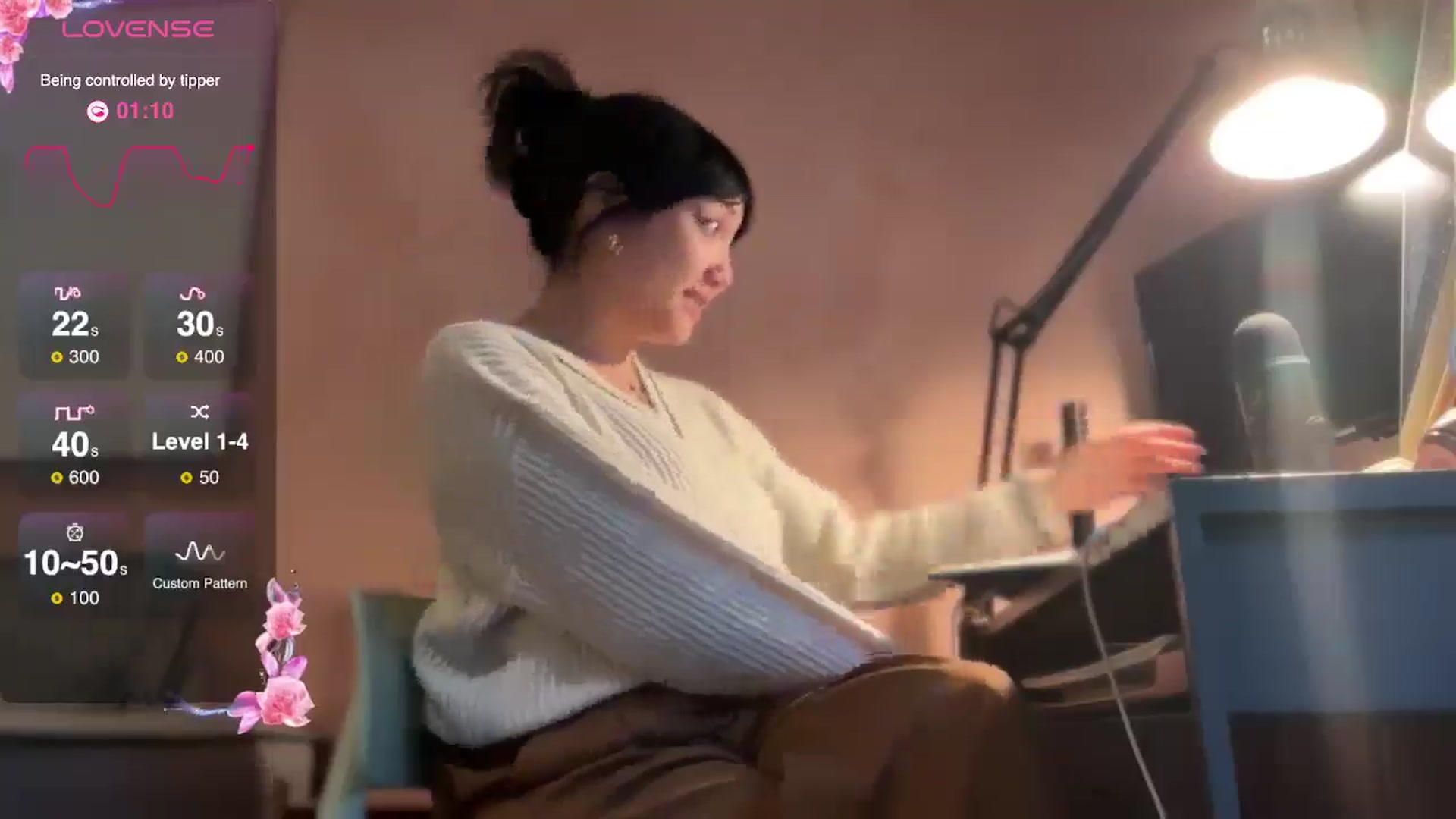 Gallery image thumbnail from luna_tsukiko's myfreecams stream on, 12/30/2024, 15:25 image 12 of 20