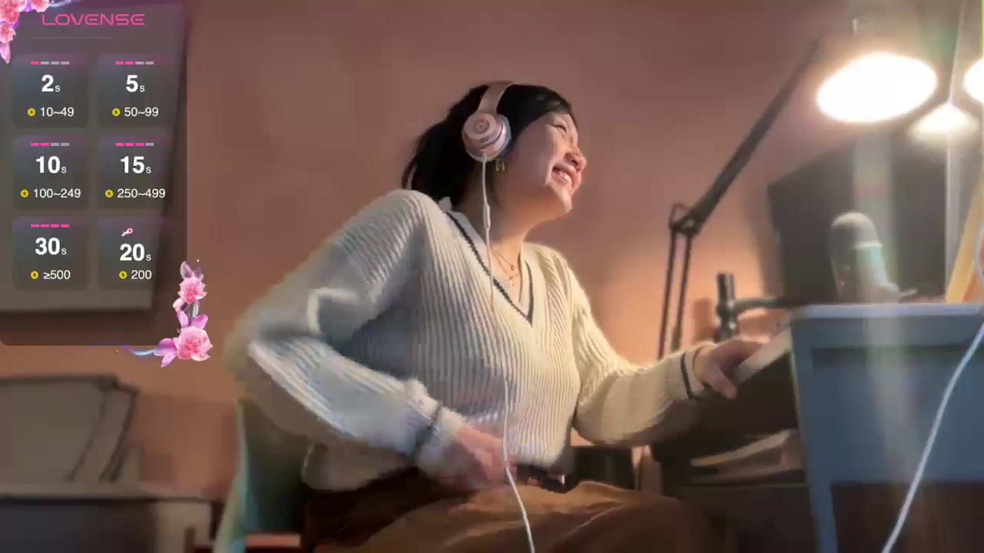 Gallery image thumbnail from luna_tsukiko's myfreecams stream on, 12/30/2024, 17:24 image 14 of 20