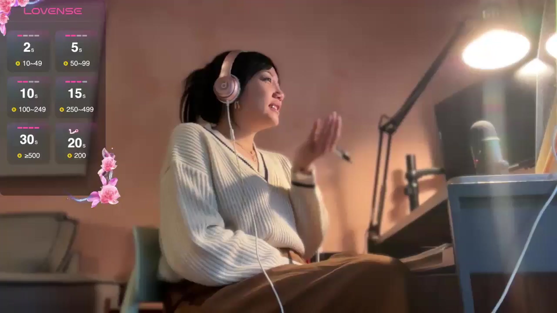 Gallery image thumbnail from luna_tsukiko's myfreecams stream on, 12/30/2024, 17:24 image 11 of 20