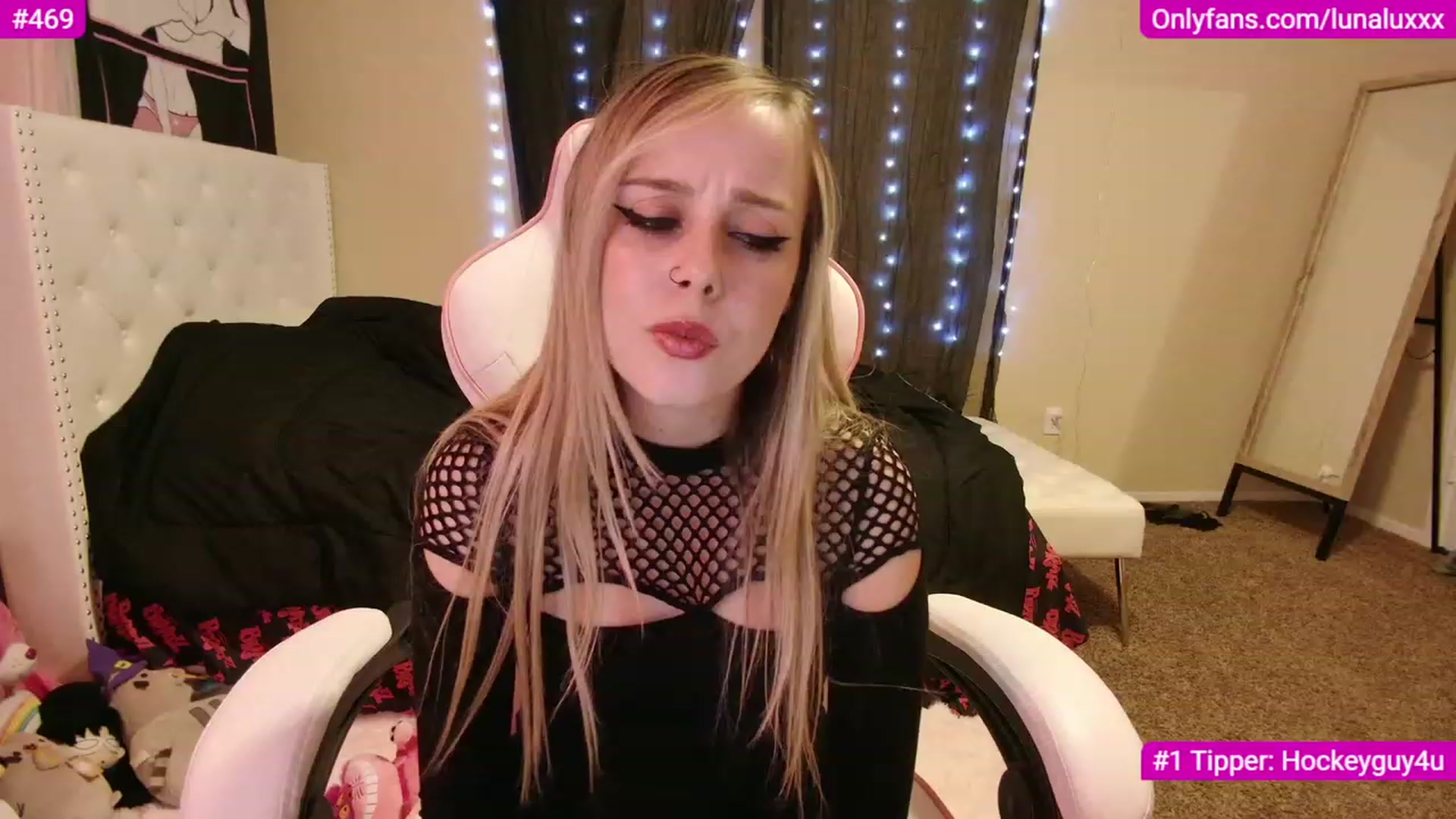 Gallery image thumbnail from lunalovelyy's myfreecams stream on, 11/18/2022, 07:07 image 10 of 20
