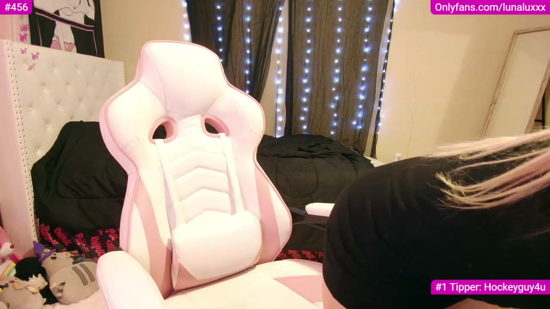 Gallery image thumbnail from lunalovelyy's myfreecams stream on, 11/18/2022, 07:07 image 17 of 20
