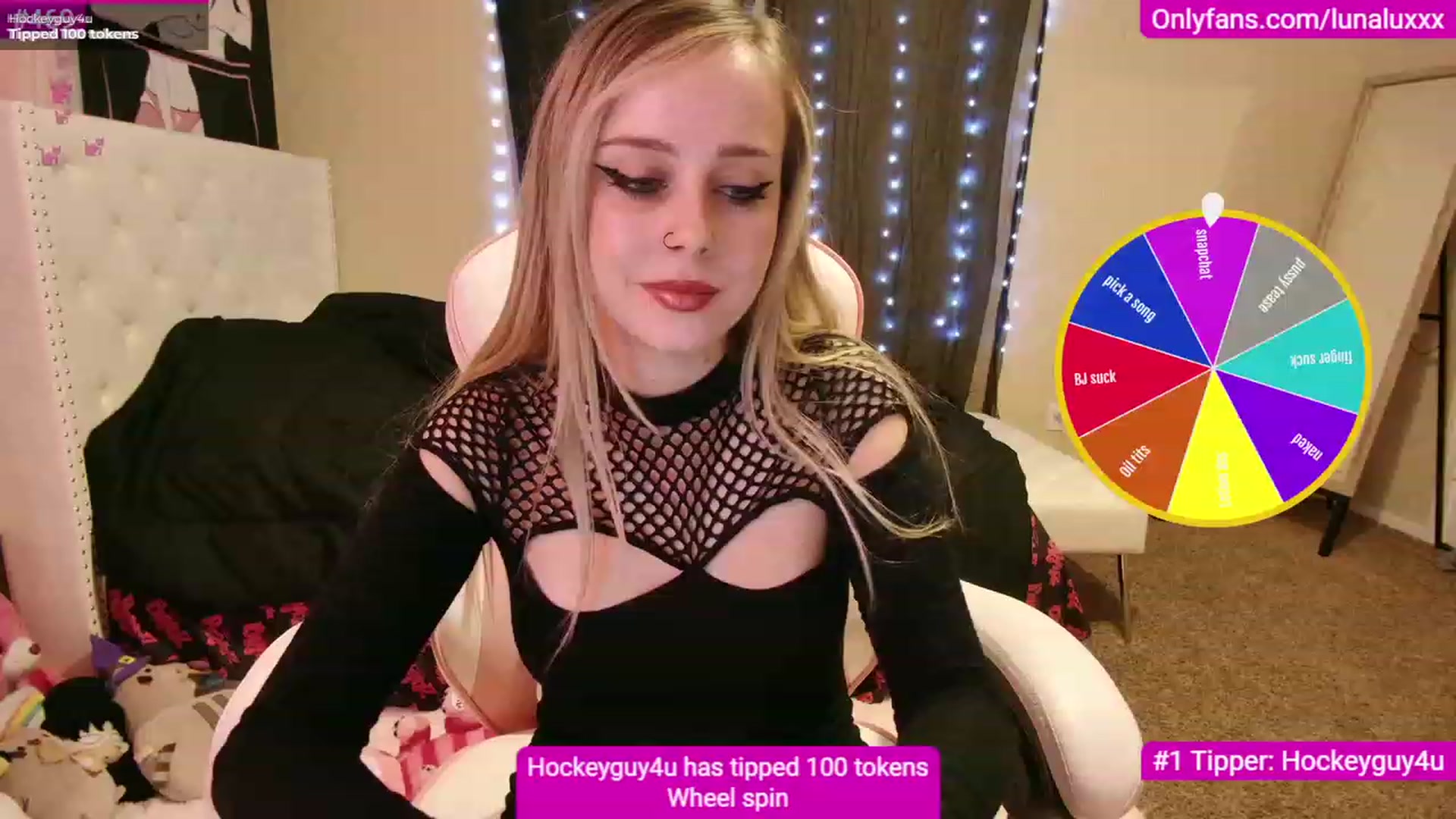 Gallery image thumbnail from lunalovelyy's myfreecams stream on, 11/18/2022, 07:07 image 3 of 20