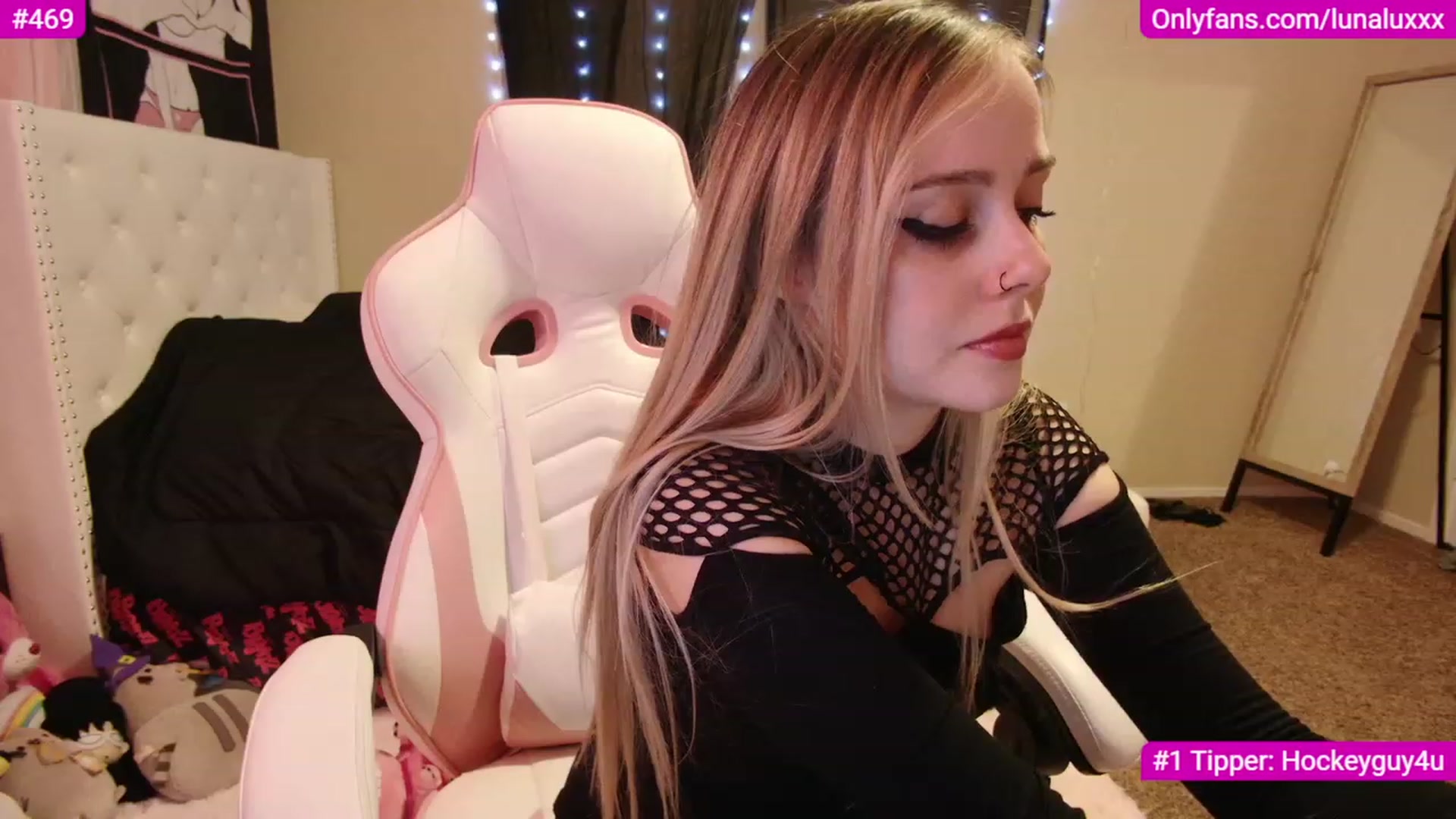 Gallery image thumbnail from lunalovelyy's myfreecams stream on, 11/18/2022, 07:07 image 4 of 20