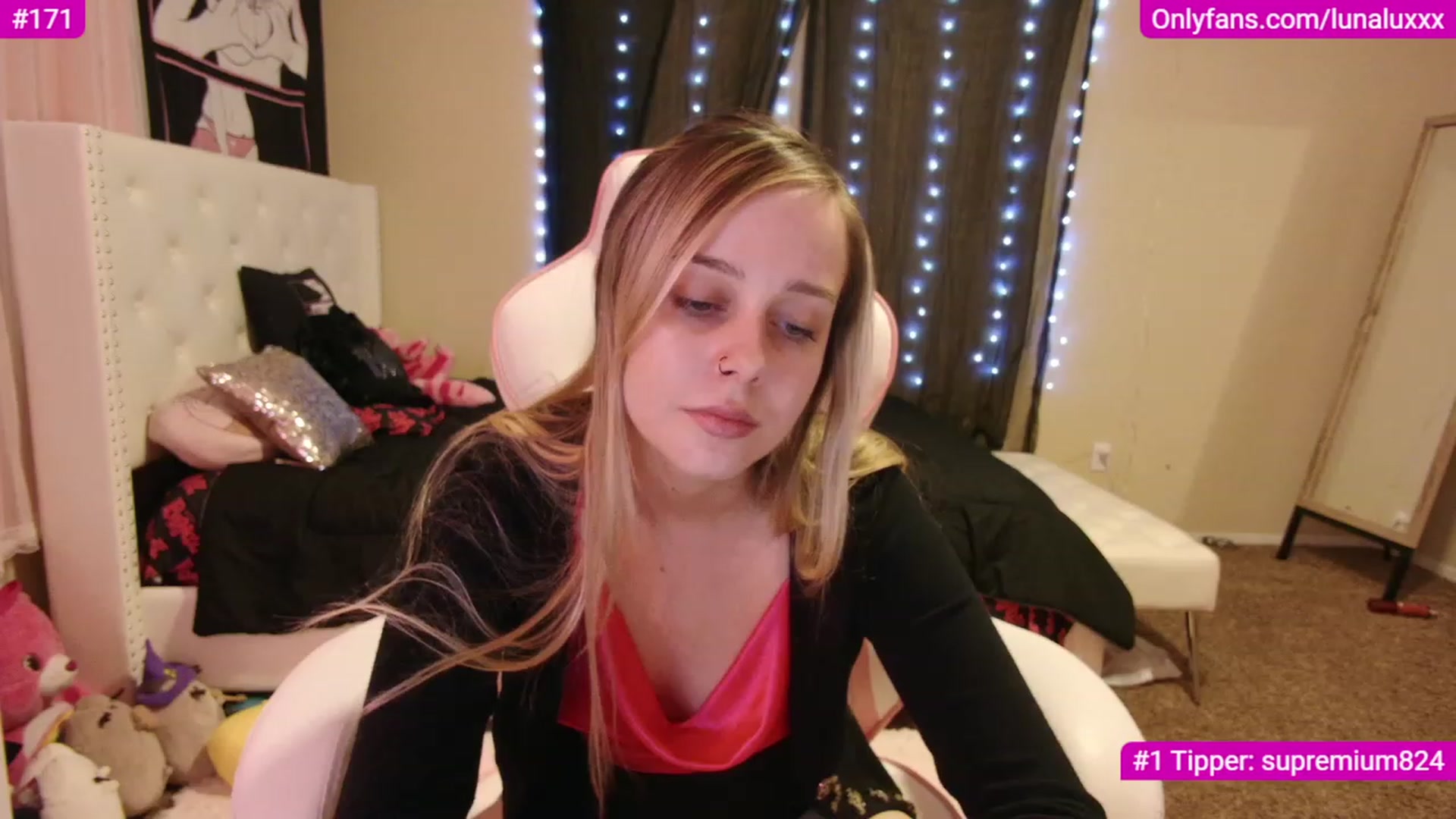 Gallery image thumbnail from lunalovelyy's myfreecams stream on, 12/01/2022, 09:43 image 10 of 20