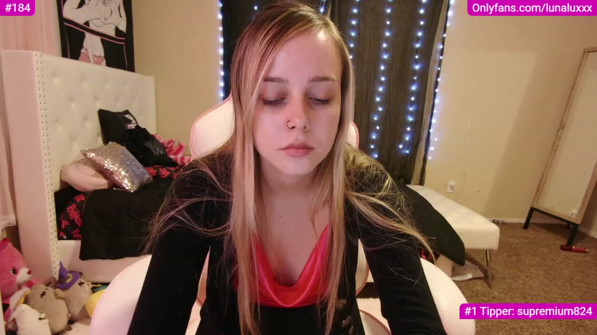 Gallery image thumbnail from lunalovelyy's myfreecams stream on, 12/01/2022, 09:43 image 6 of 20