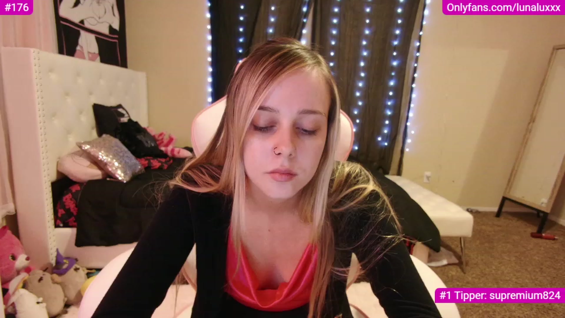 Gallery image thumbnail from lunalovelyy's myfreecams stream on, 12/01/2022, 09:43 image 12 of 20